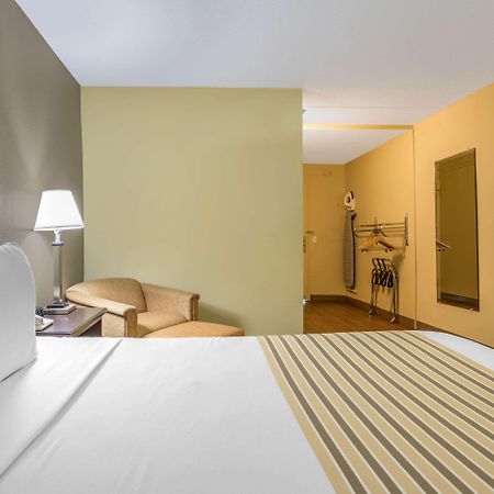 Econo Lodge Inn & Suites Triadelphia - Wheeling Bagian luar foto