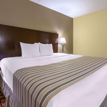 Econo Lodge Inn & Suites Triadelphia - Wheeling Bagian luar foto