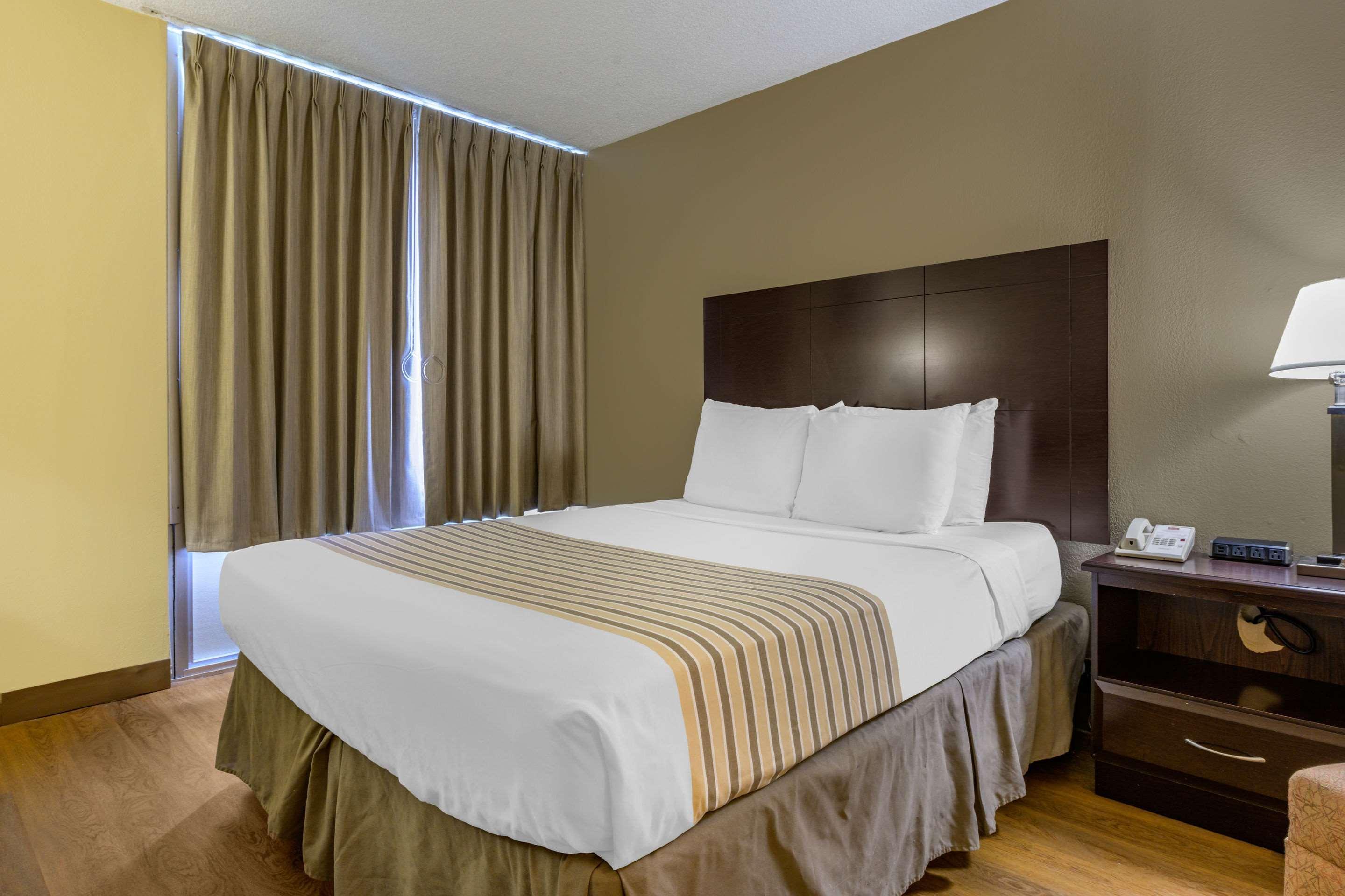 Econo Lodge Inn & Suites Triadelphia - Wheeling Bagian luar foto