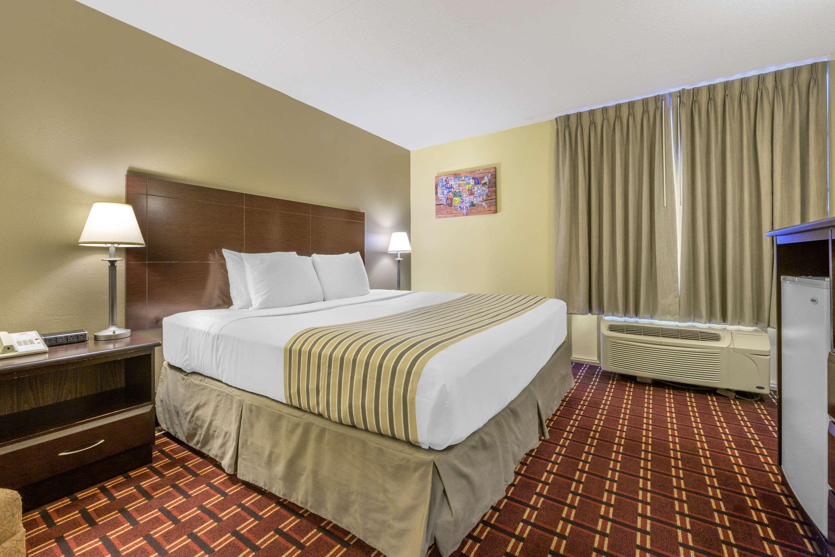 Econo Lodge Inn & Suites Triadelphia - Wheeling Bagian luar foto