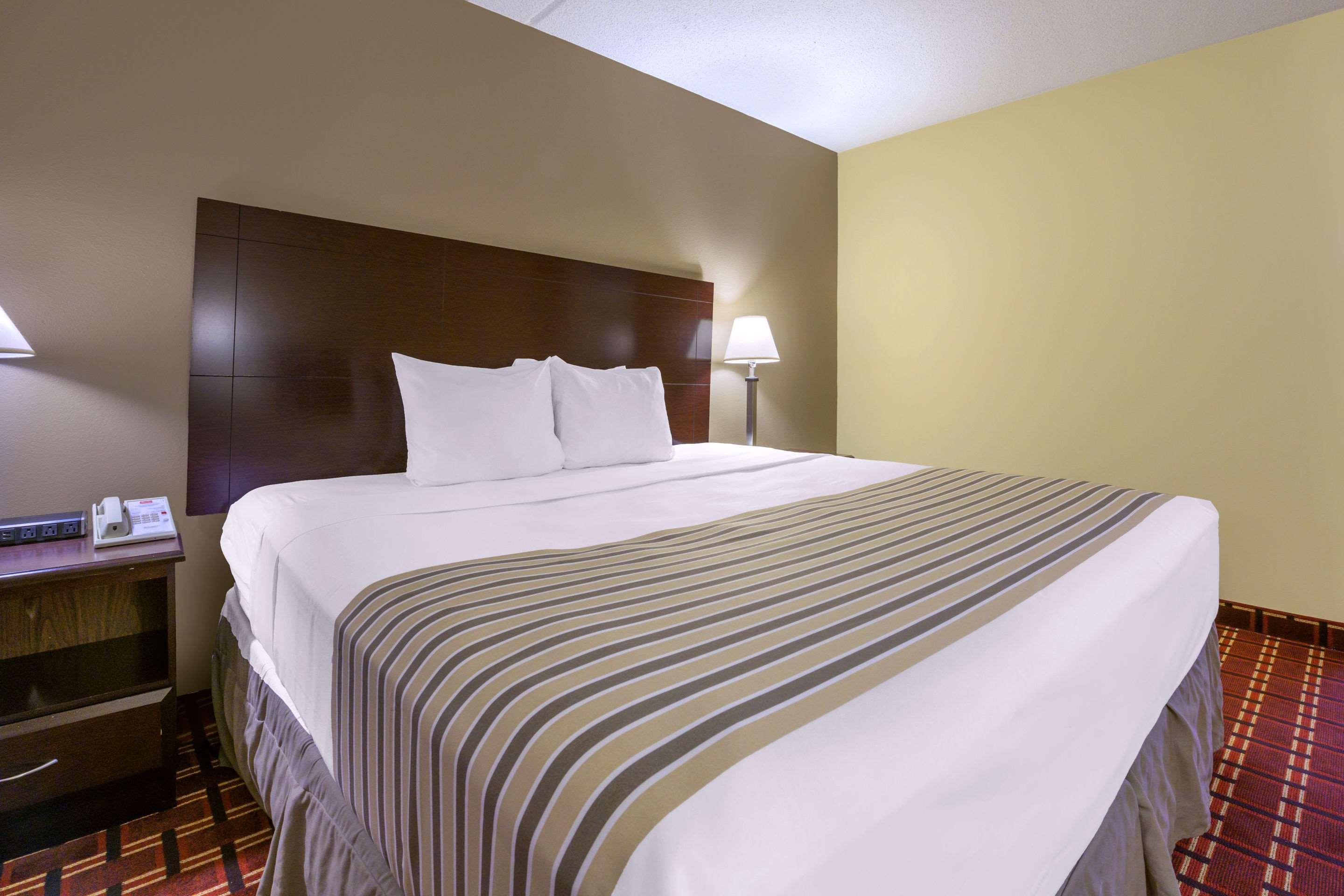 Econo Lodge Inn & Suites Triadelphia - Wheeling Bagian luar foto