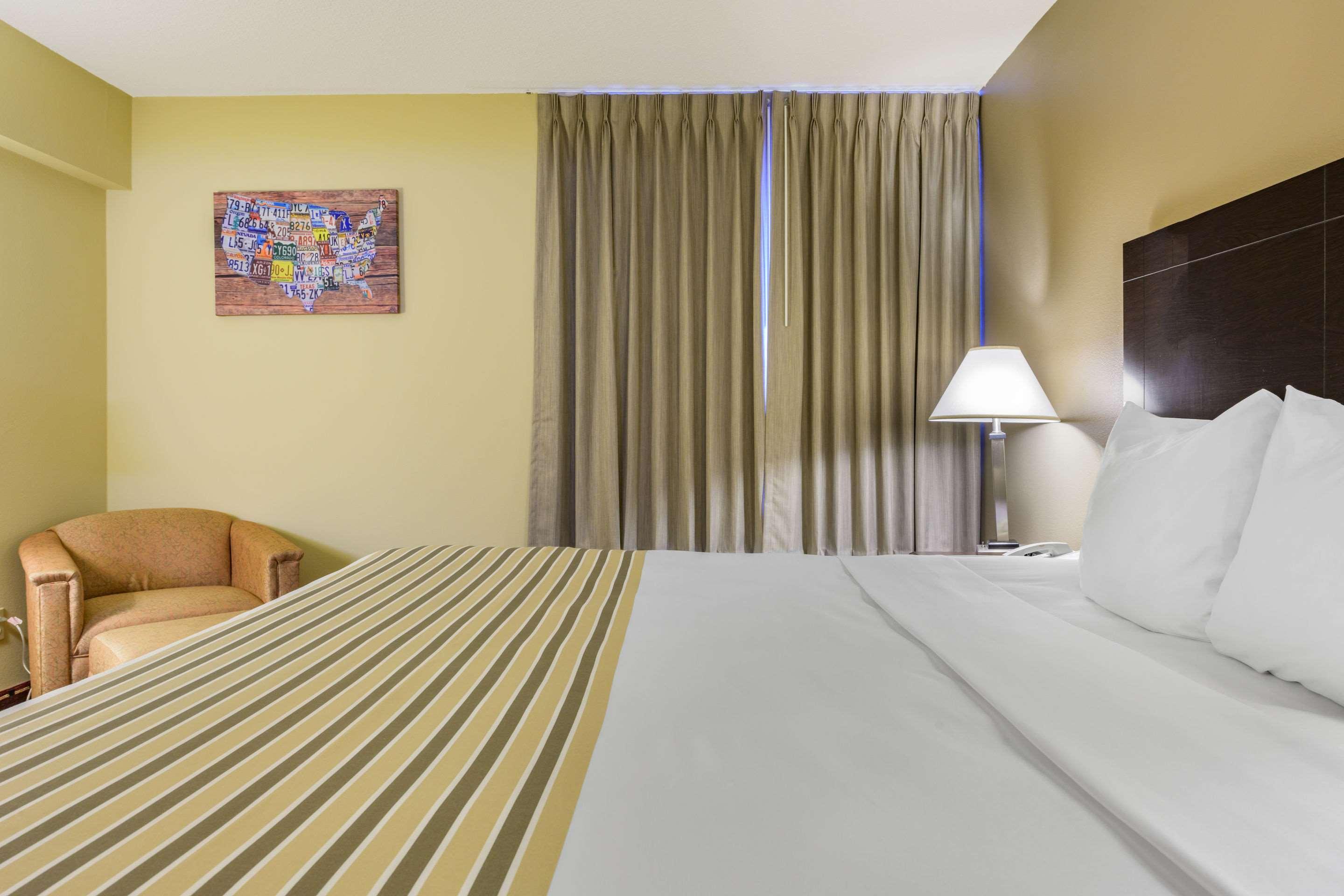 Econo Lodge Inn & Suites Triadelphia - Wheeling Bagian luar foto