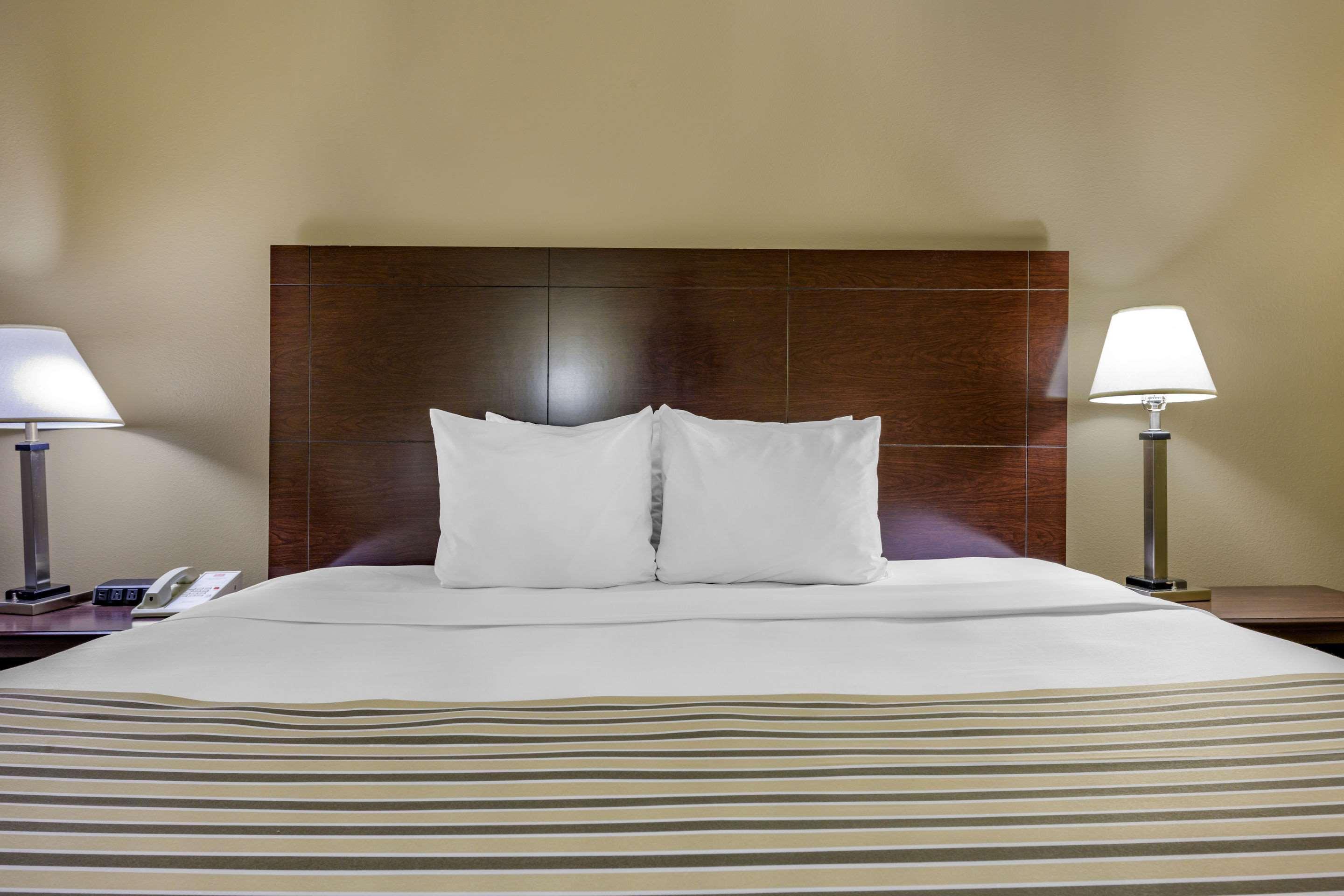 Econo Lodge Inn & Suites Triadelphia - Wheeling Bagian luar foto