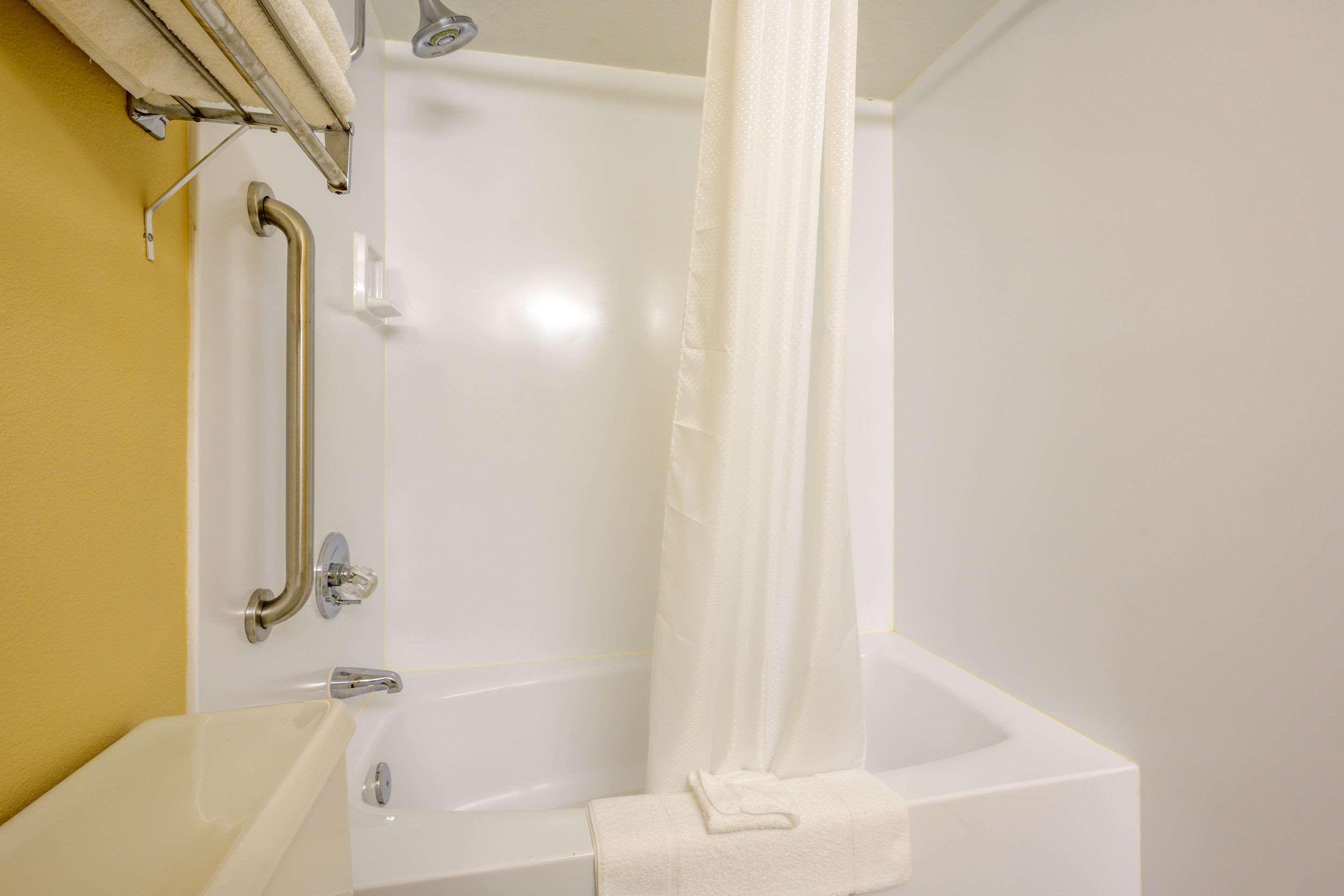 Econo Lodge Inn & Suites Triadelphia - Wheeling Bagian luar foto