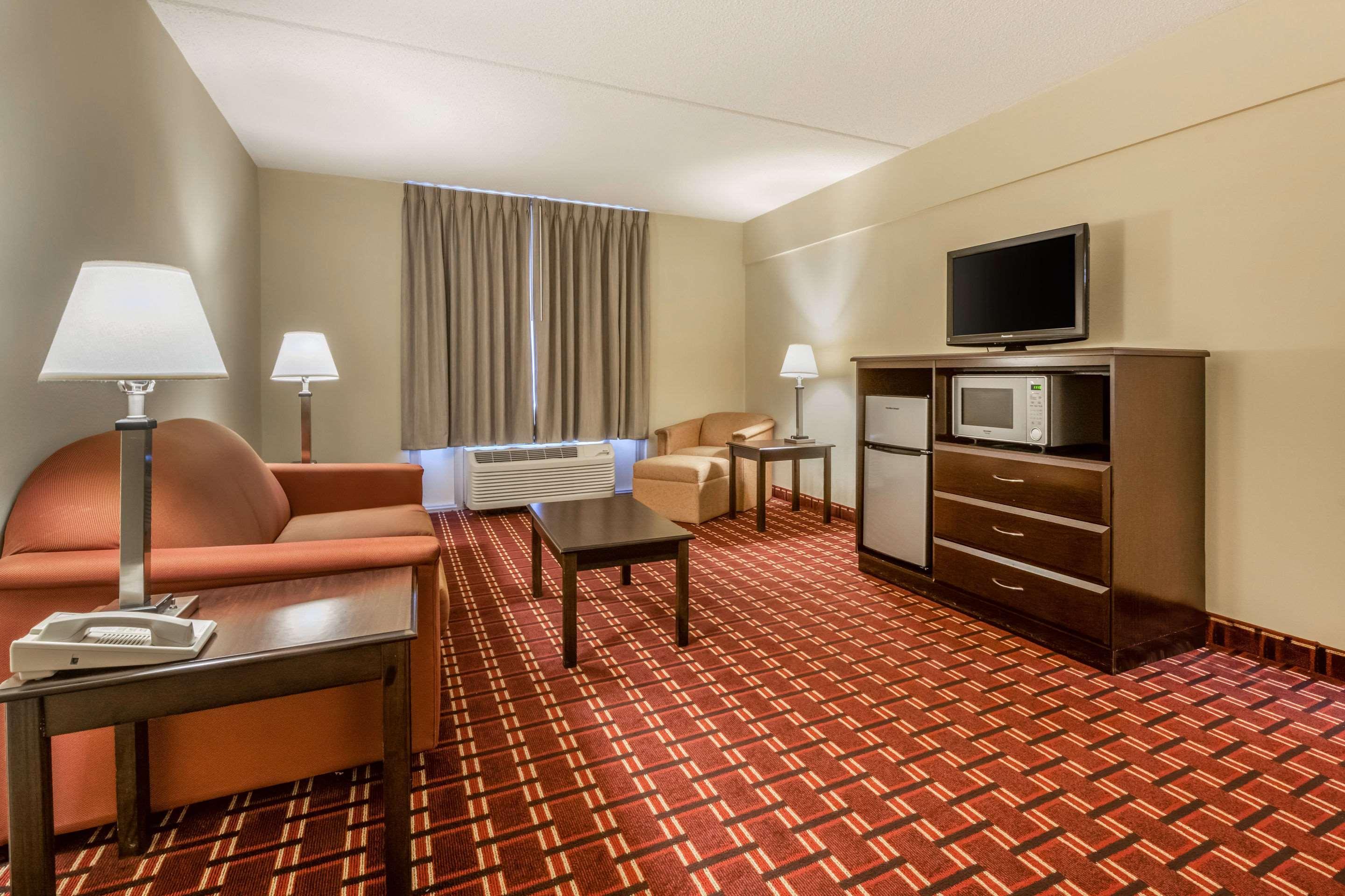 Econo Lodge Inn & Suites Triadelphia - Wheeling Bagian luar foto