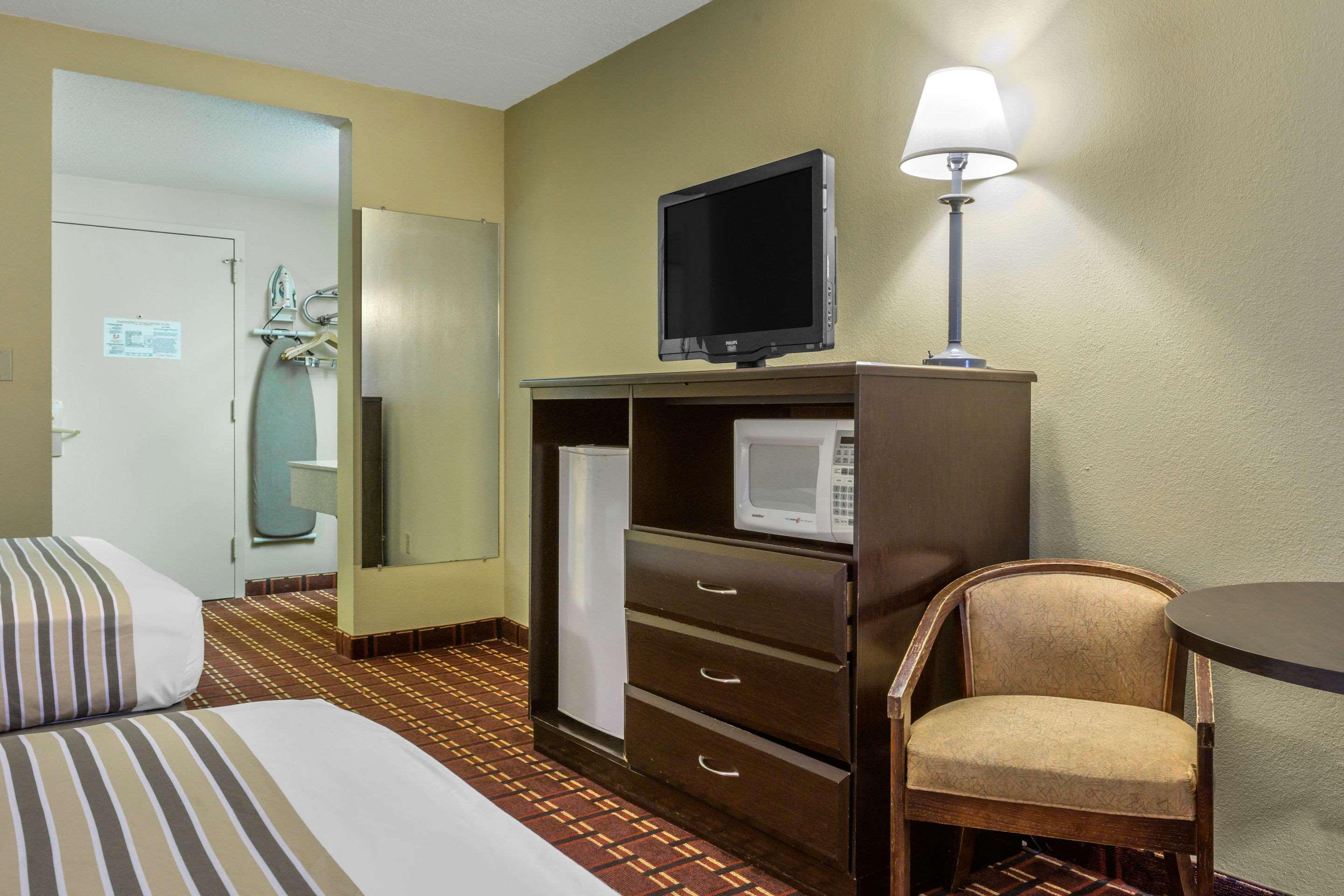 Econo Lodge Inn & Suites Triadelphia - Wheeling Bagian luar foto