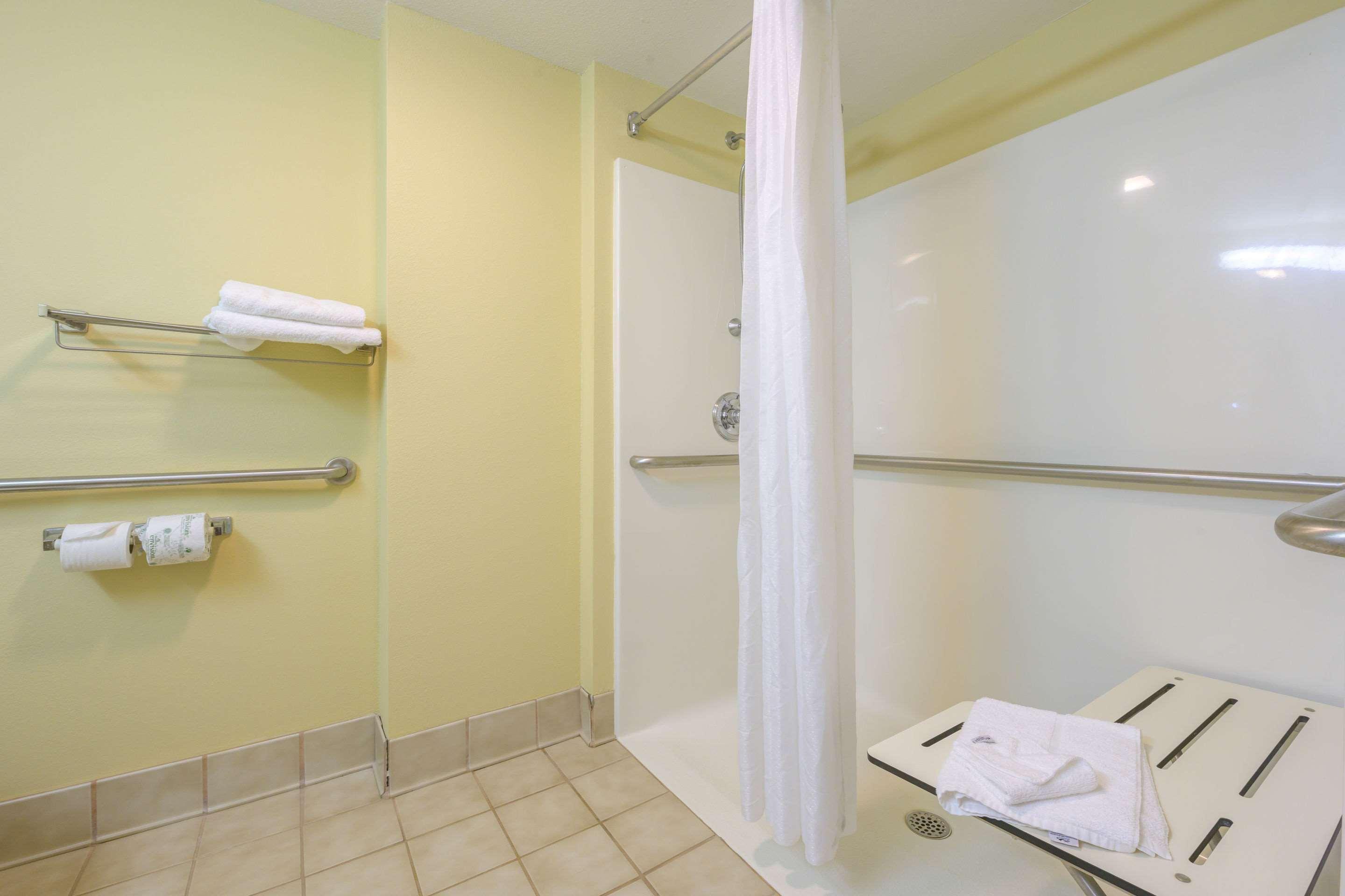 Econo Lodge Inn & Suites Triadelphia - Wheeling Bagian luar foto