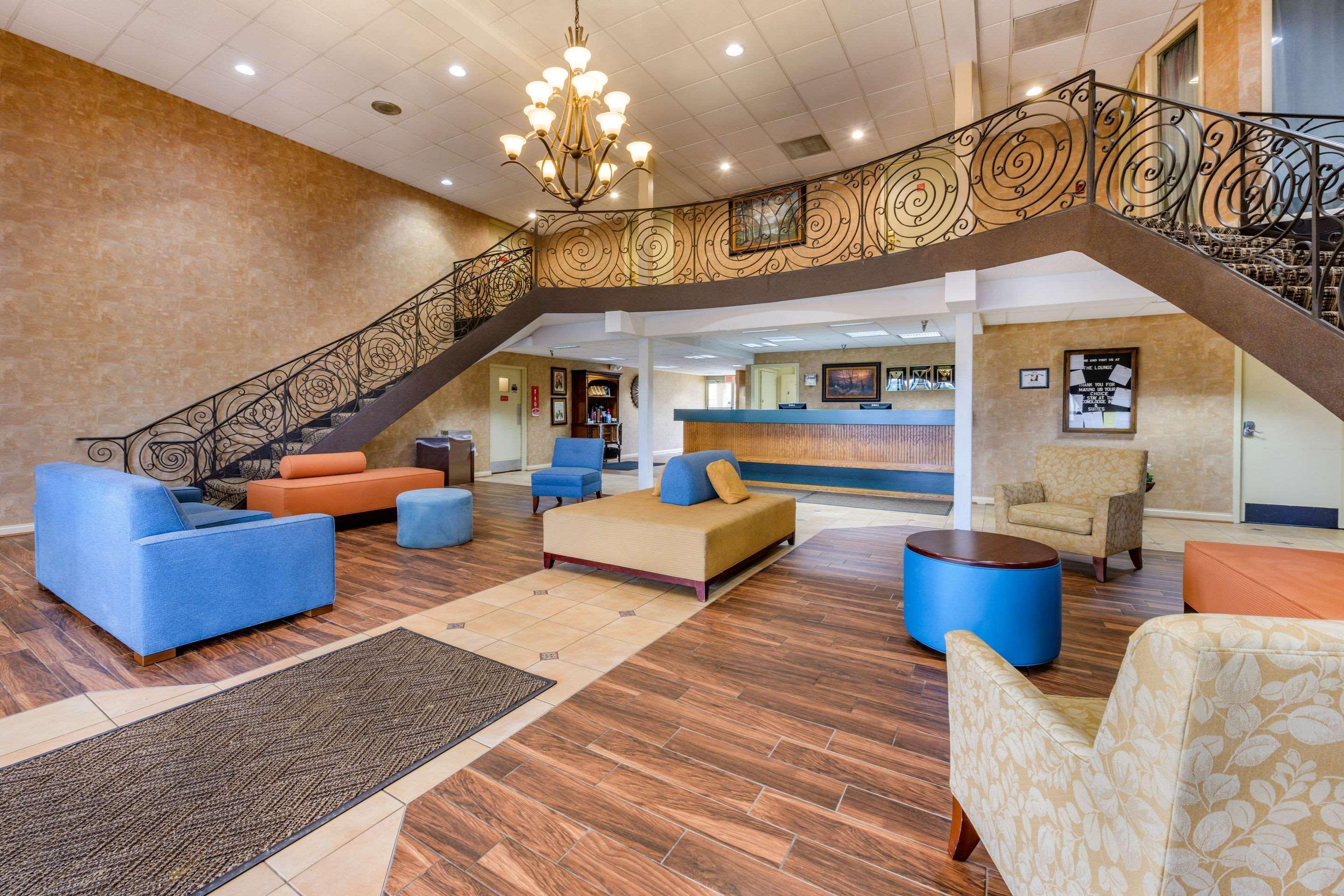 Econo Lodge Inn & Suites Triadelphia - Wheeling Bagian luar foto