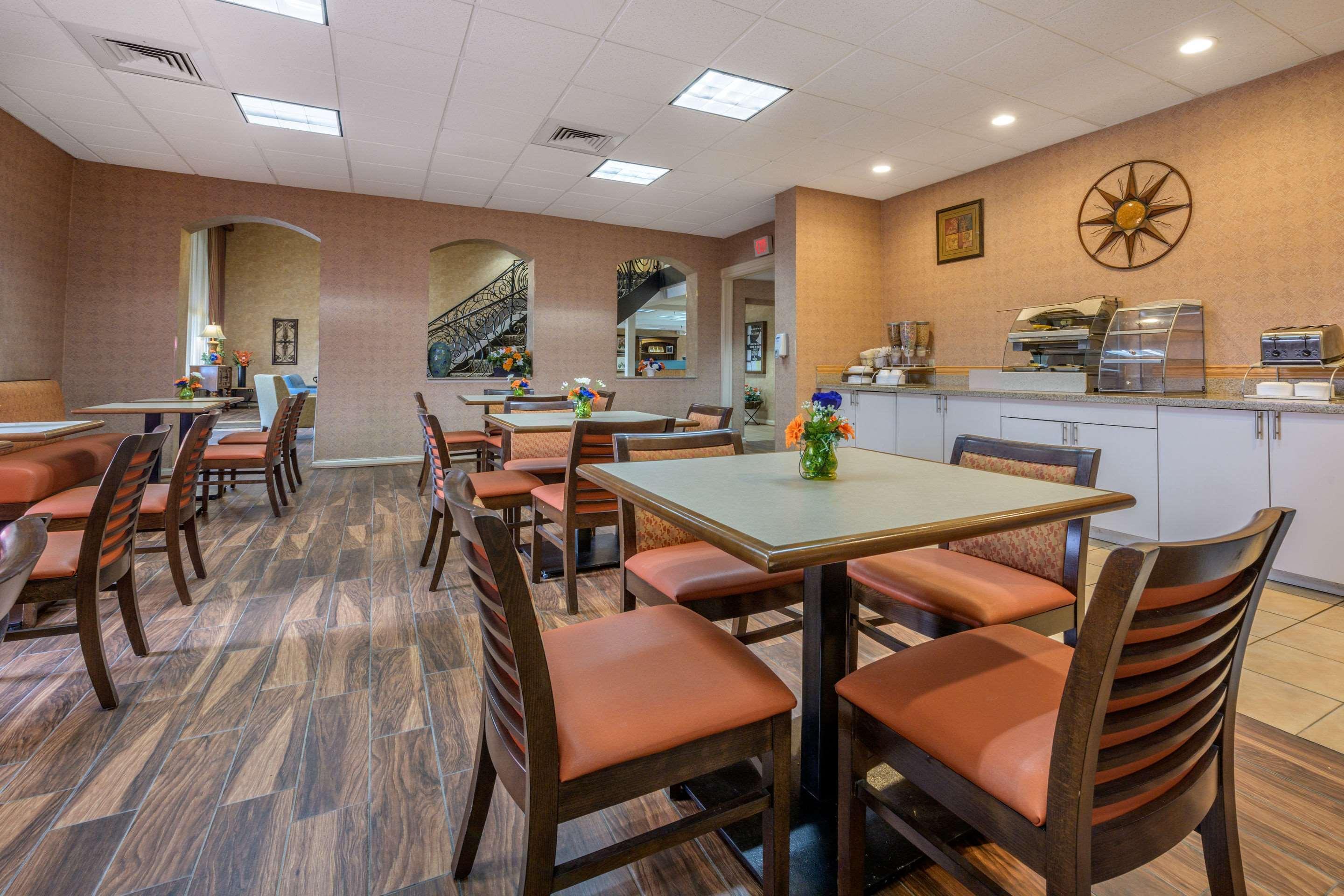 Econo Lodge Inn & Suites Triadelphia - Wheeling Bagian luar foto