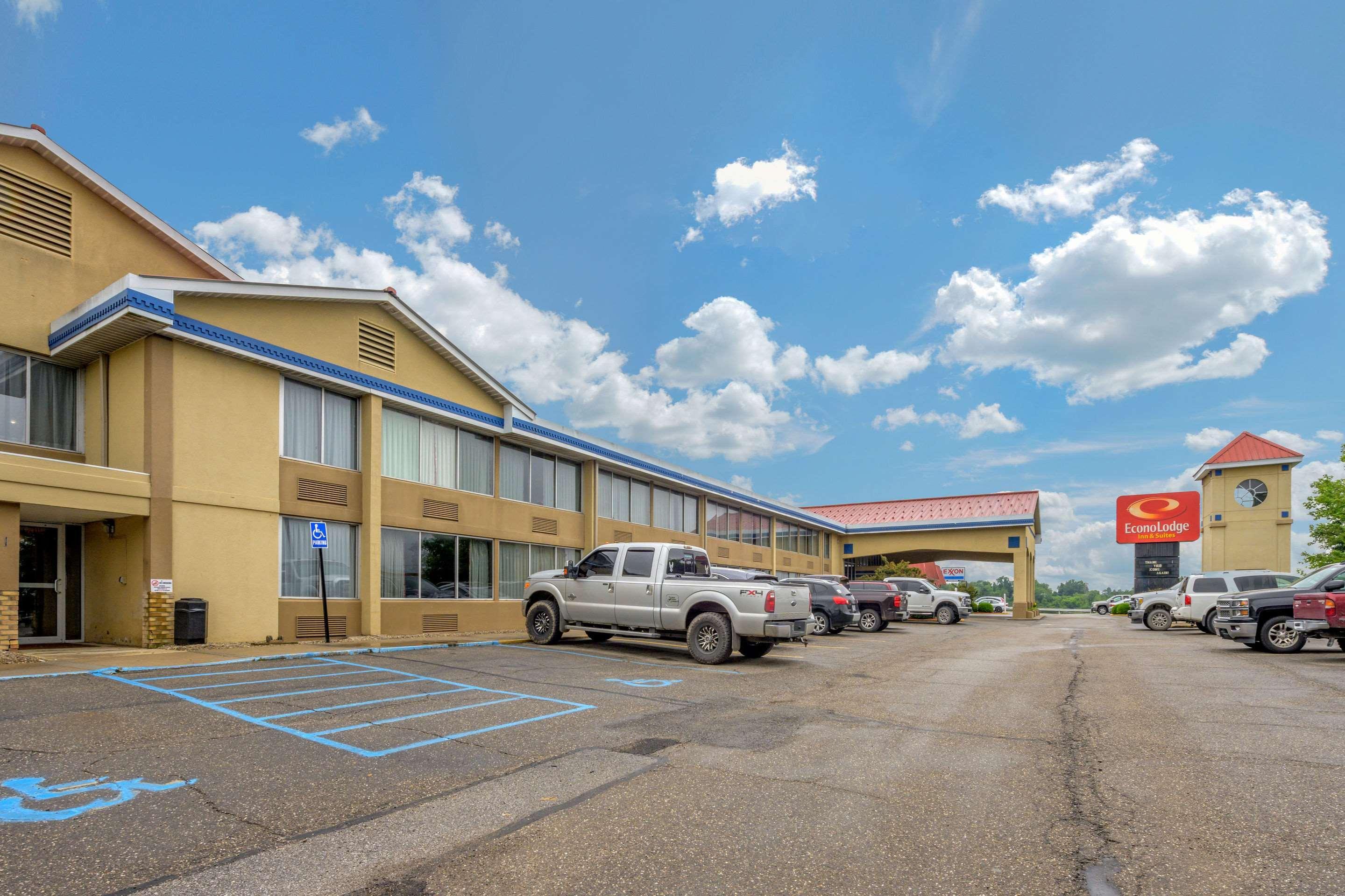 Econo Lodge Inn & Suites Triadelphia - Wheeling Bagian luar foto