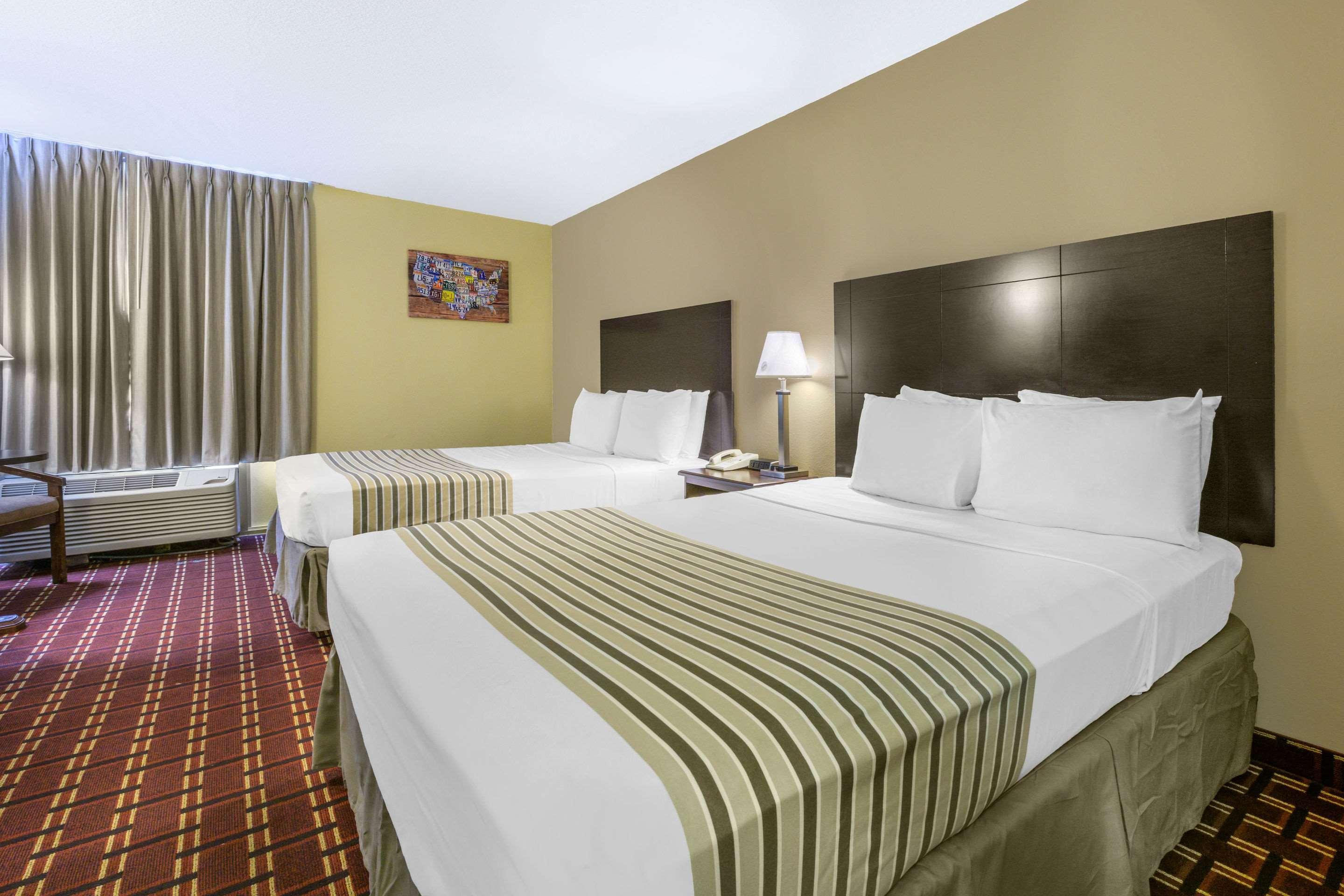 Econo Lodge Inn & Suites Triadelphia - Wheeling Bagian luar foto