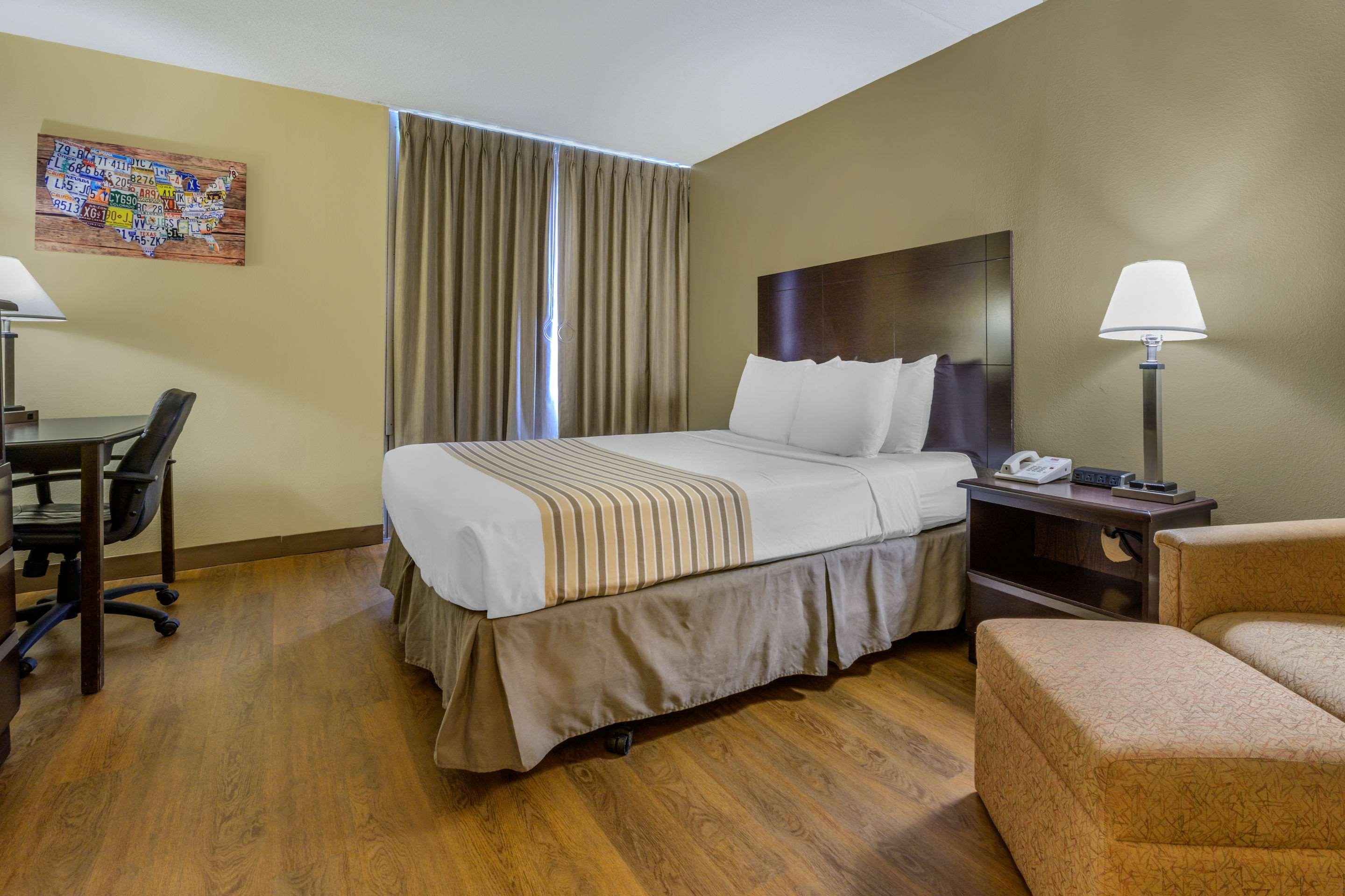 Econo Lodge Inn & Suites Triadelphia - Wheeling Bagian luar foto
