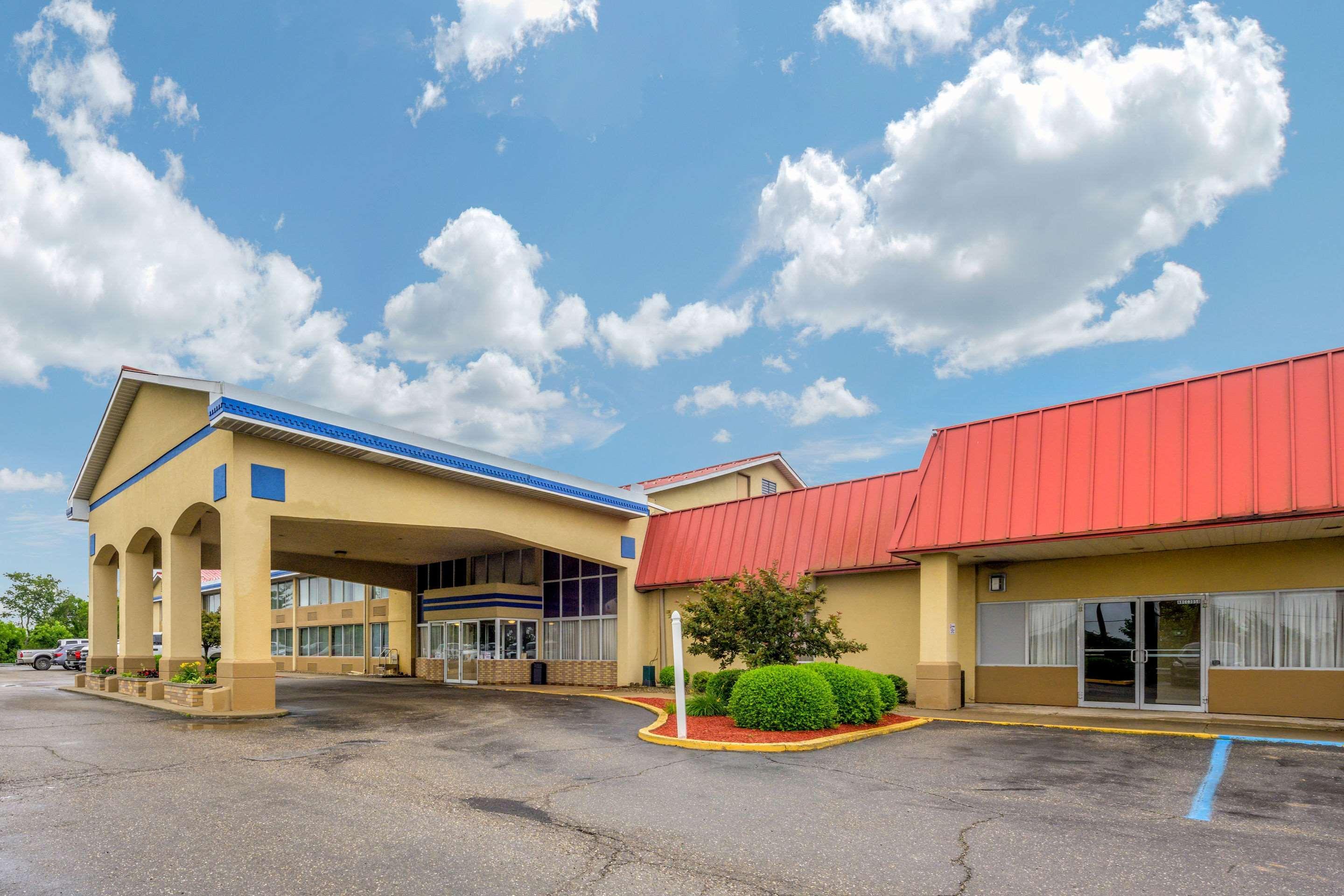 Econo Lodge Inn & Suites Triadelphia - Wheeling Bagian luar foto