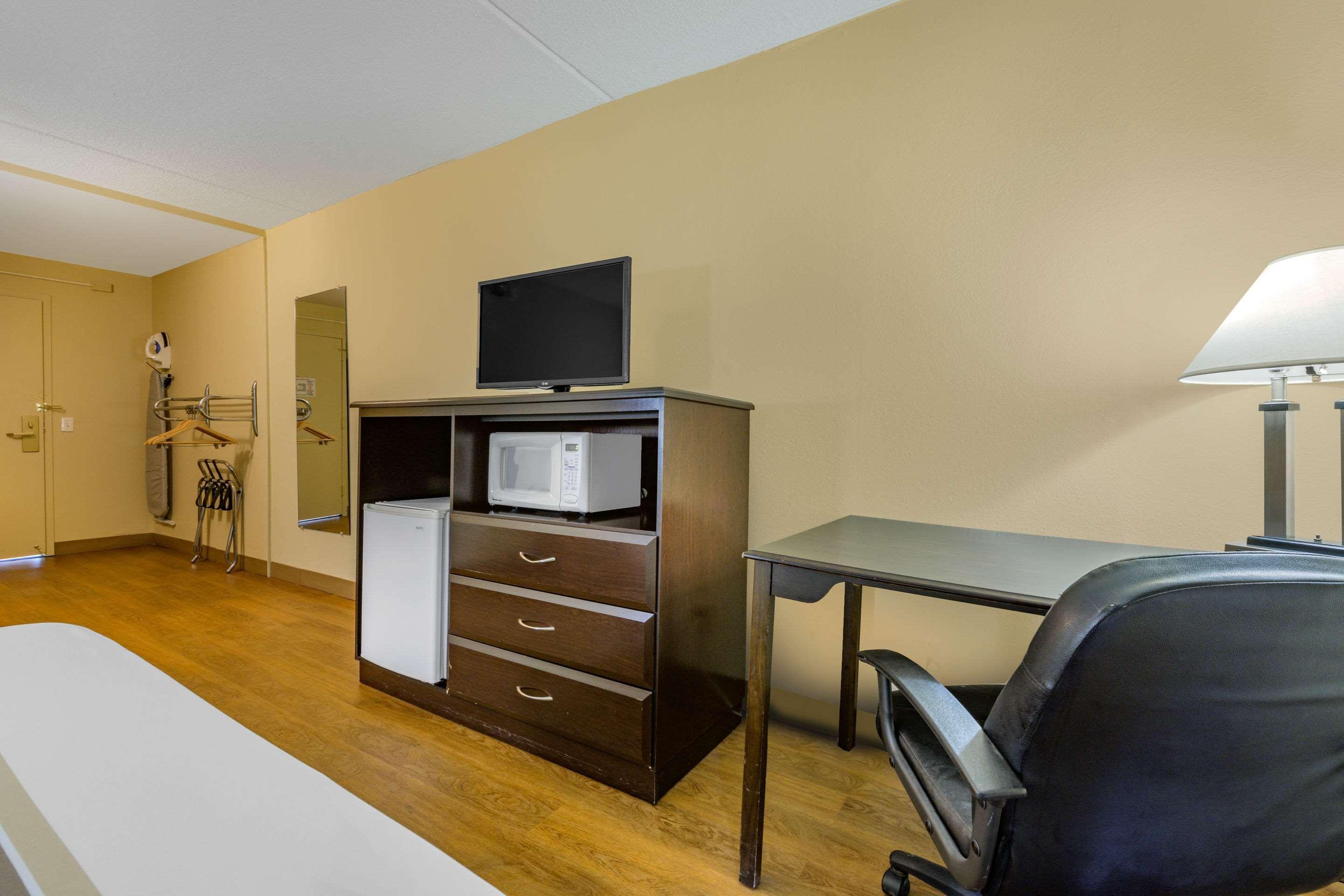 Econo Lodge Inn & Suites Triadelphia - Wheeling Bagian luar foto