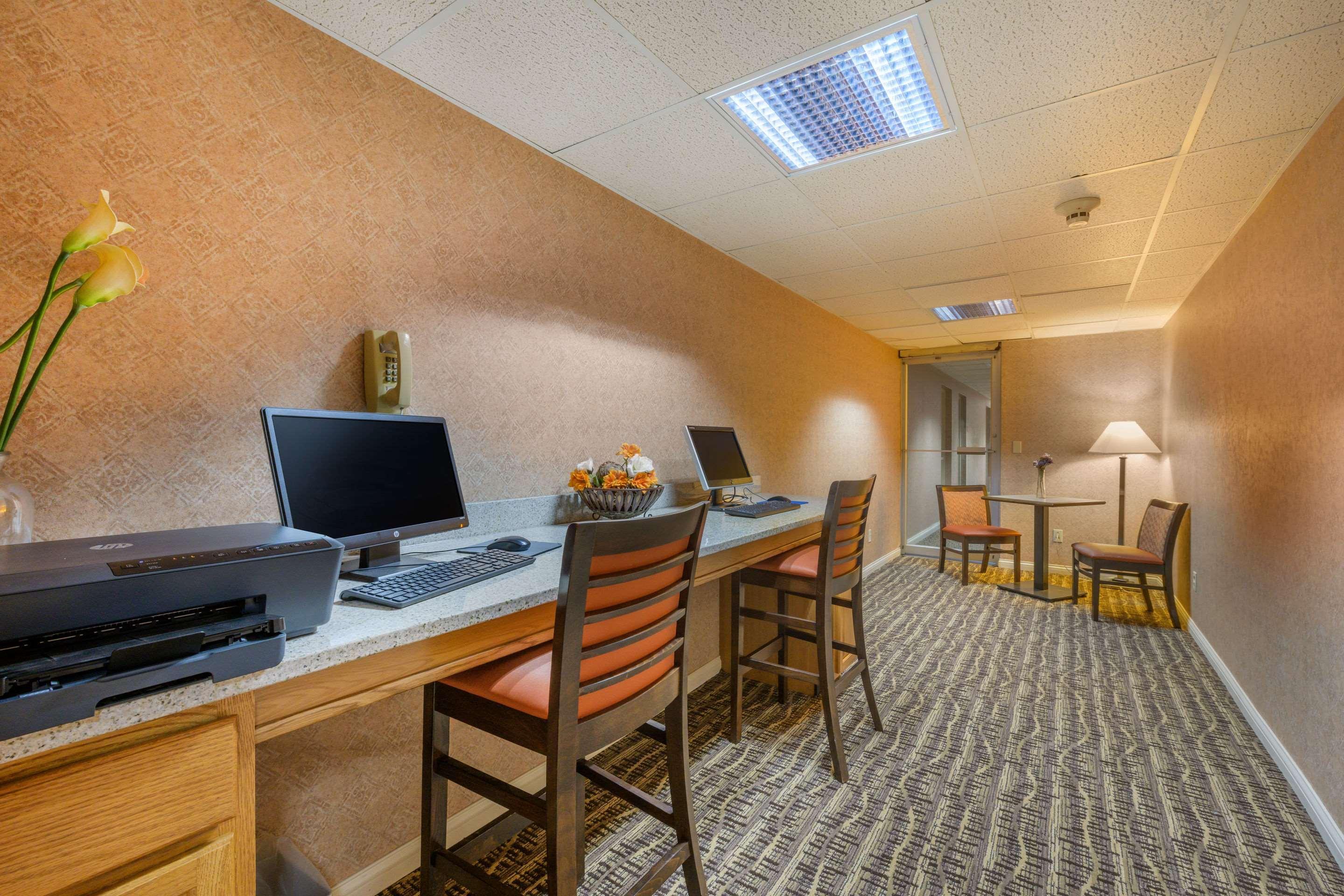 Econo Lodge Inn & Suites Triadelphia - Wheeling Bagian luar foto