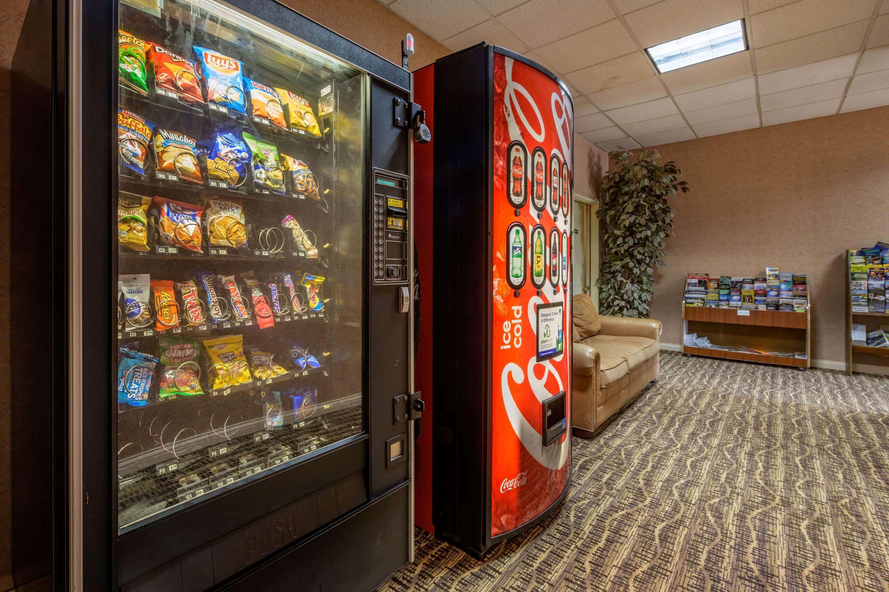Econo Lodge Inn & Suites Triadelphia - Wheeling Bagian luar foto