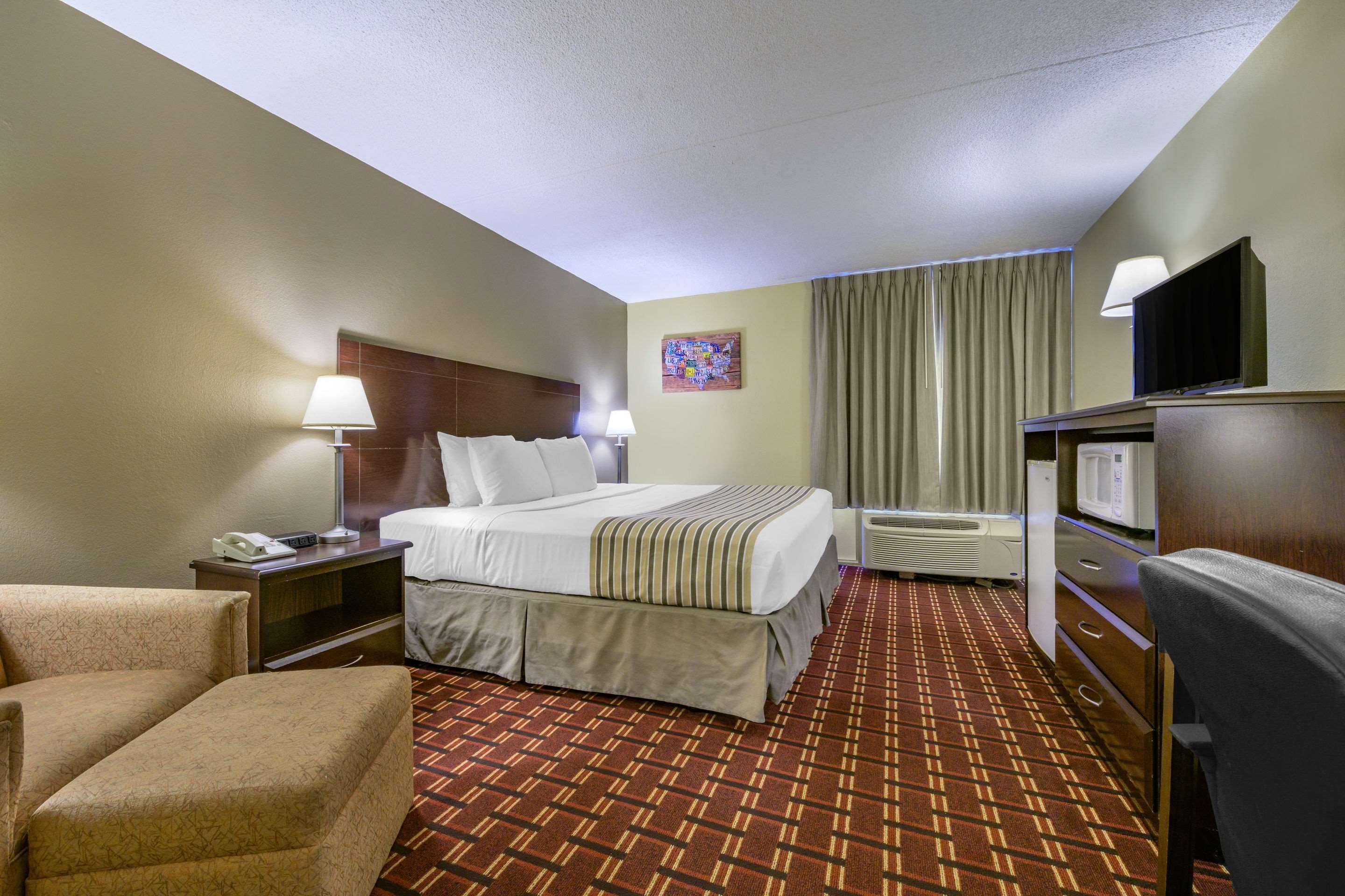 Econo Lodge Inn & Suites Triadelphia - Wheeling Bagian luar foto
