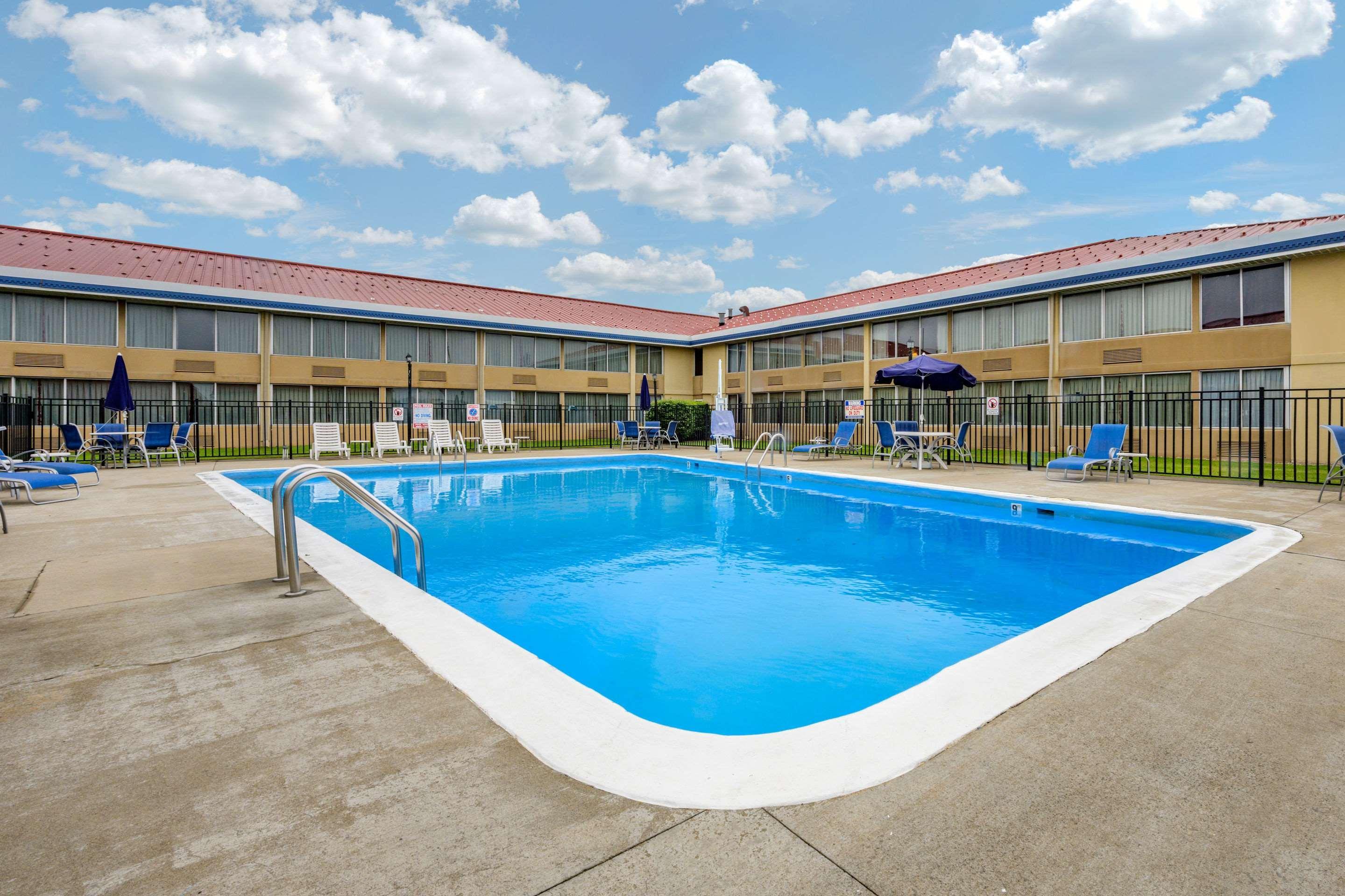 Econo Lodge Inn & Suites Triadelphia - Wheeling Bagian luar foto
