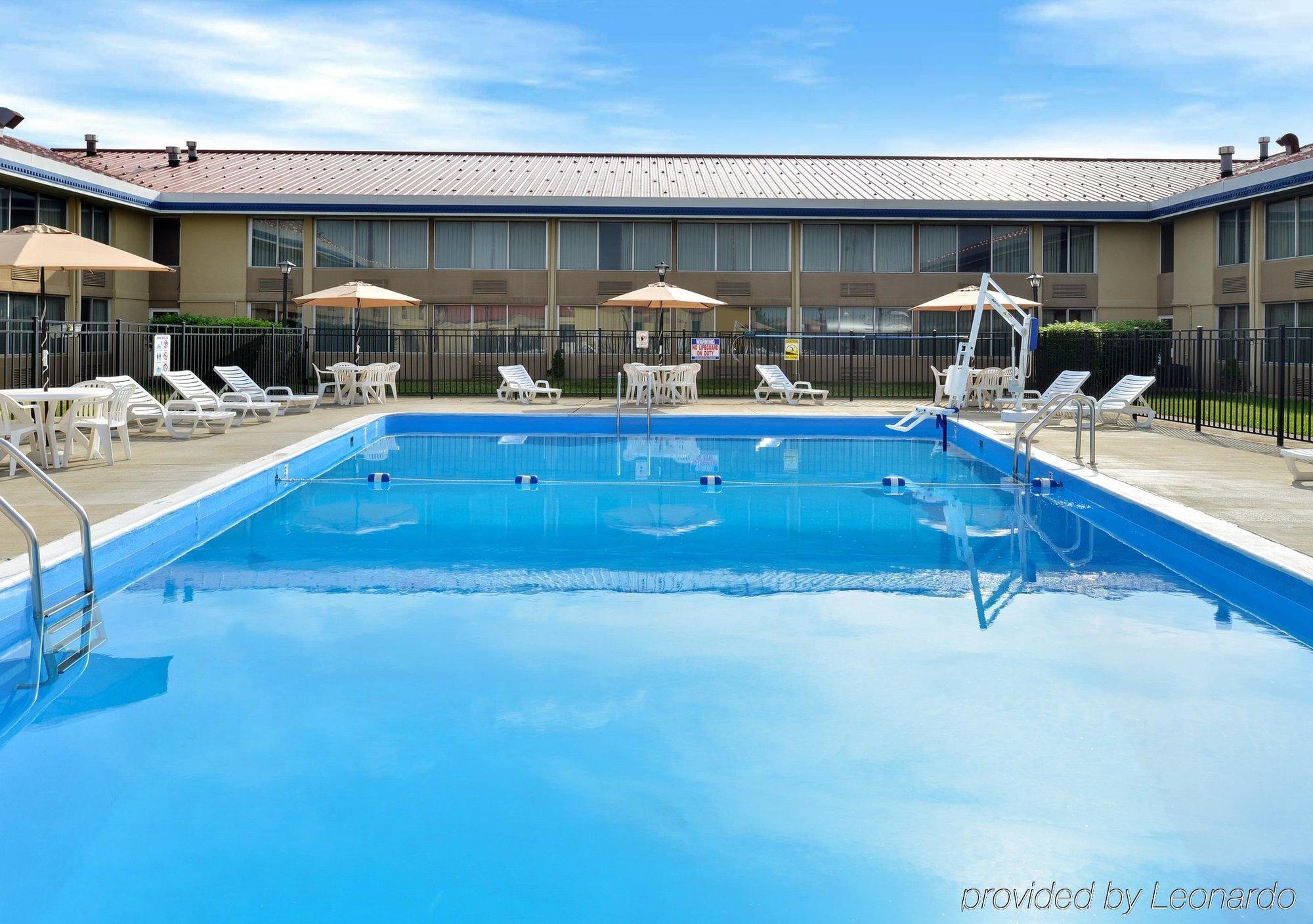 Econo Lodge Inn & Suites Triadelphia - Wheeling Bagian luar foto