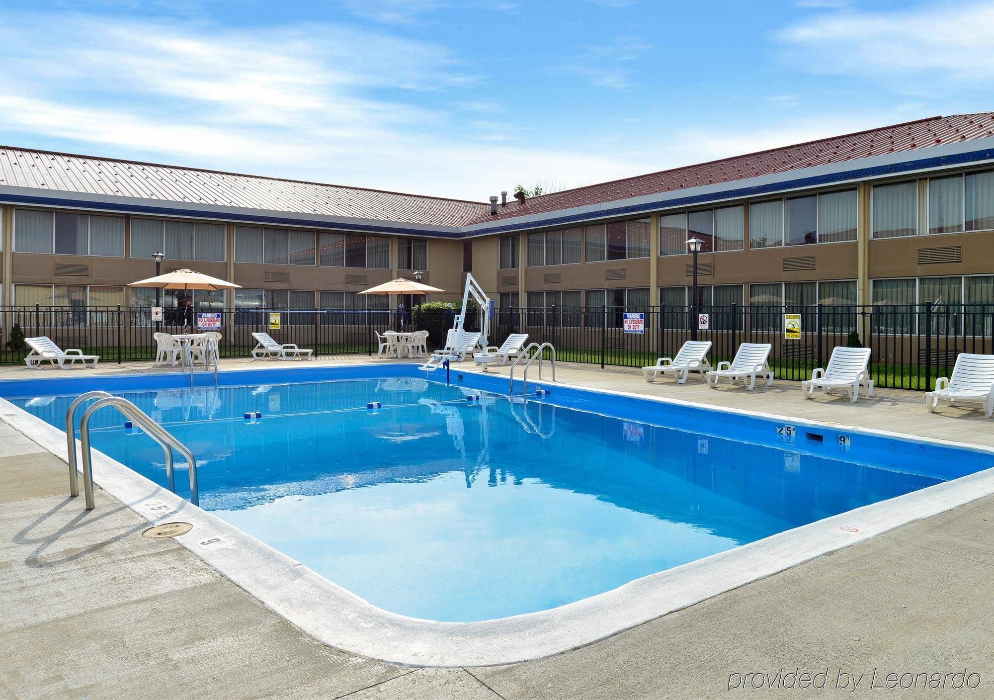 Econo Lodge Inn & Suites Triadelphia - Wheeling Bagian luar foto