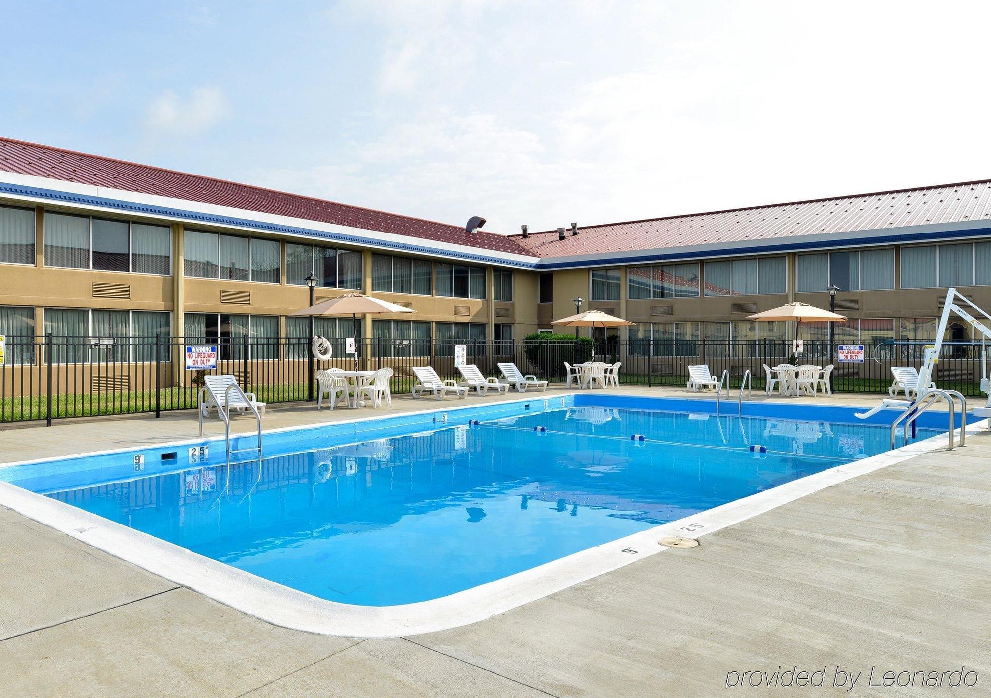 Econo Lodge Inn & Suites Triadelphia - Wheeling Bagian luar foto