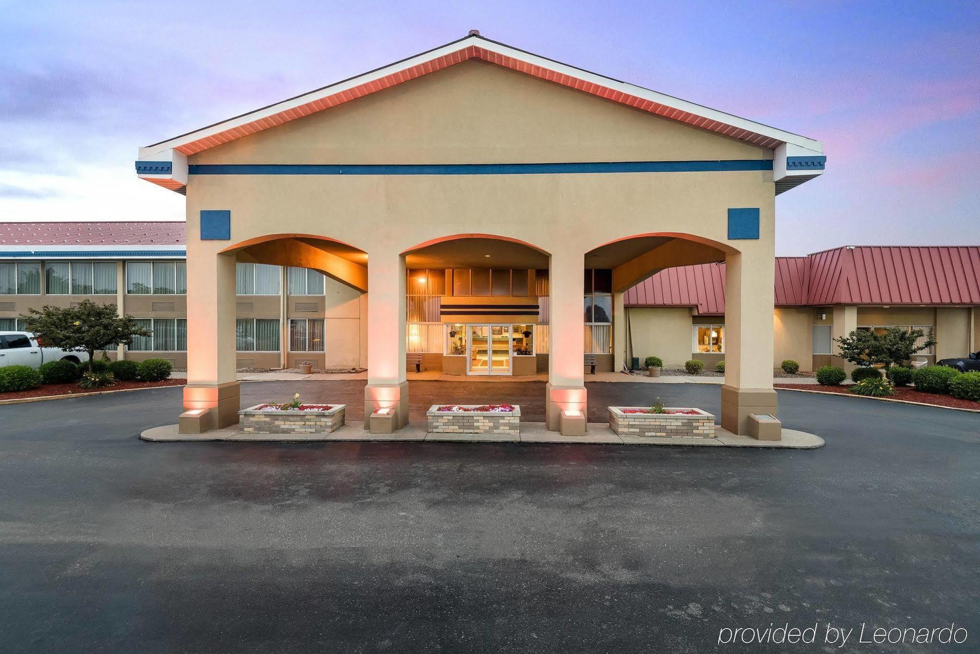Econo Lodge Inn & Suites Triadelphia - Wheeling Bagian luar foto