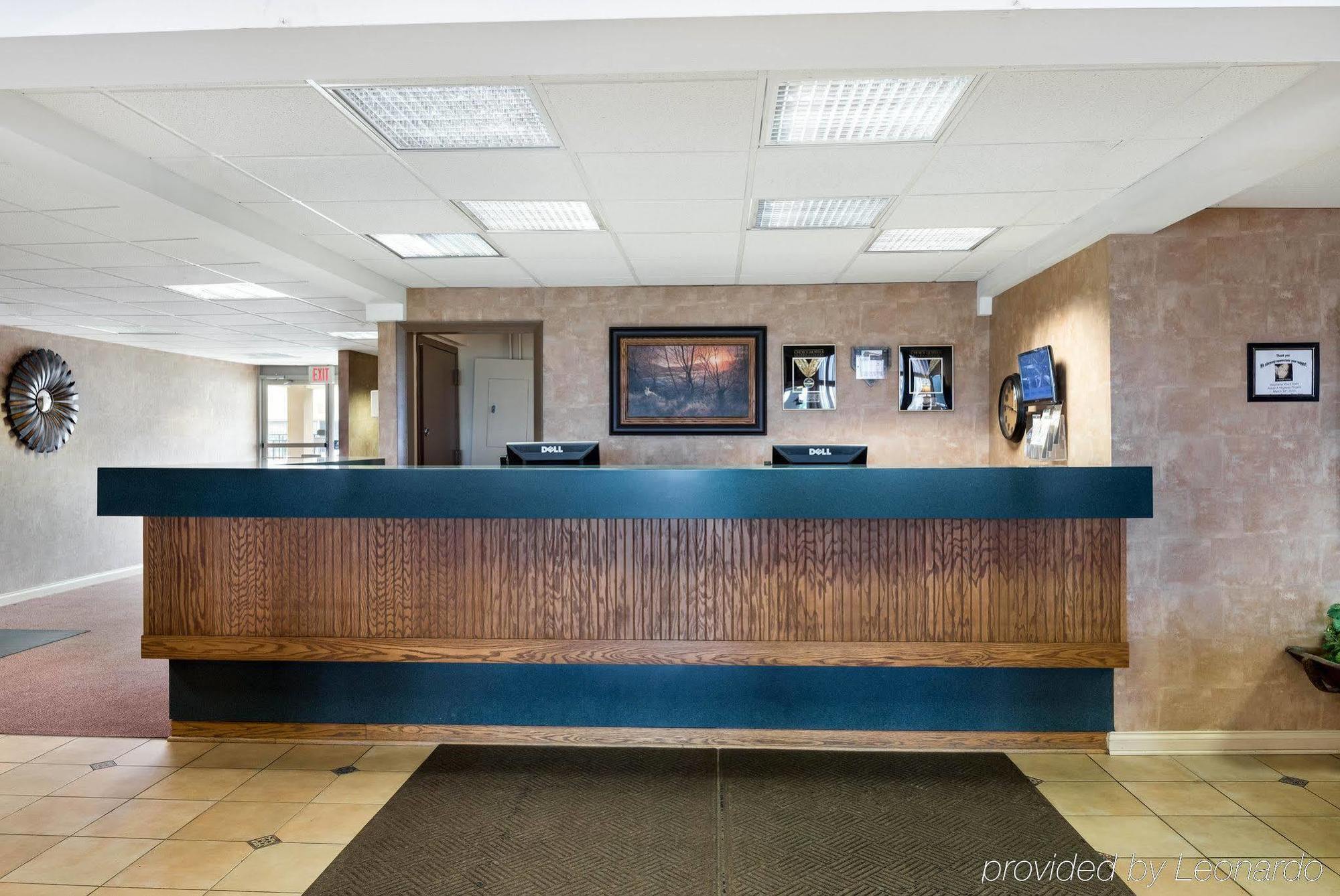 Econo Lodge Inn & Suites Triadelphia - Wheeling Bagian luar foto