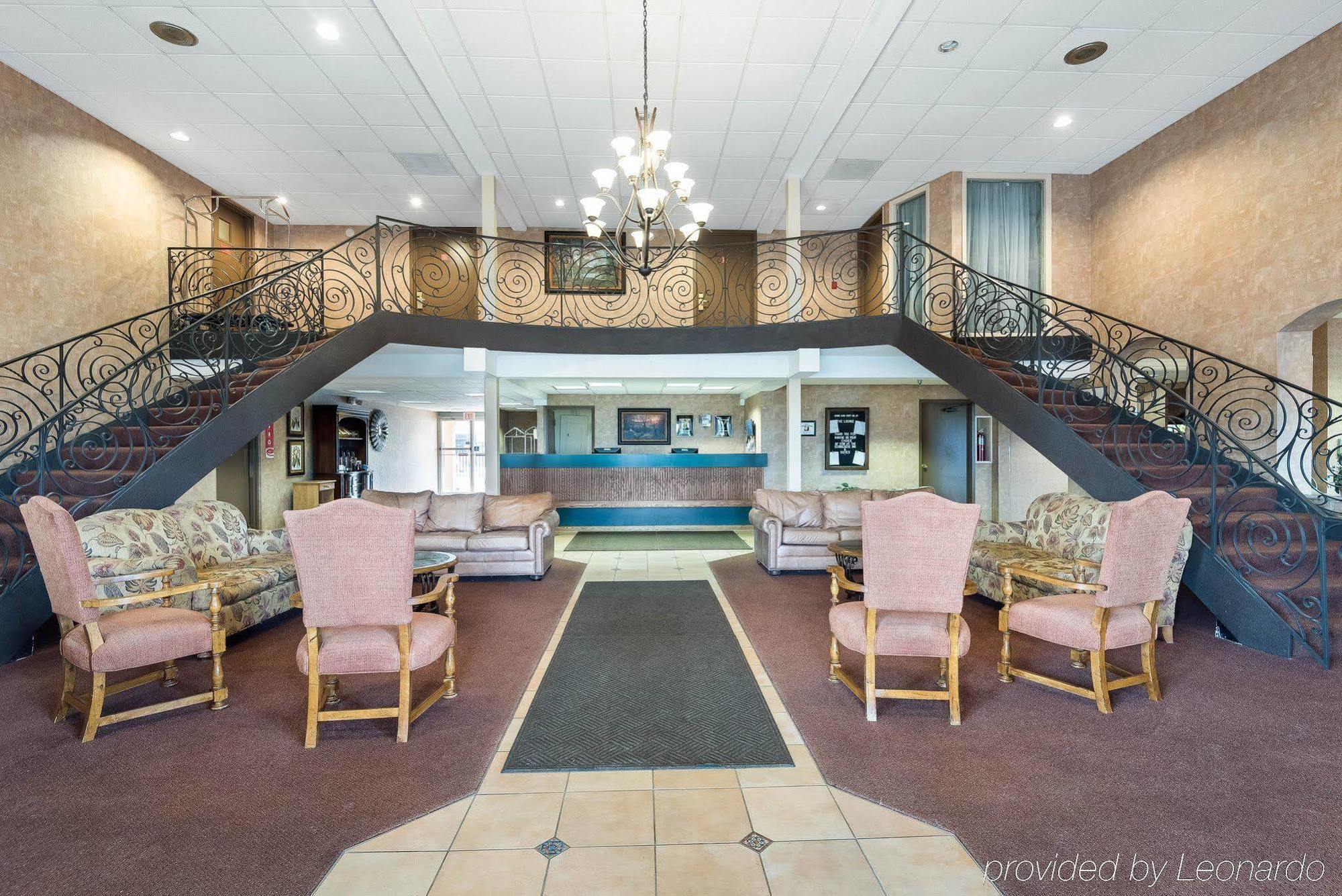 Econo Lodge Inn & Suites Triadelphia - Wheeling Bagian luar foto