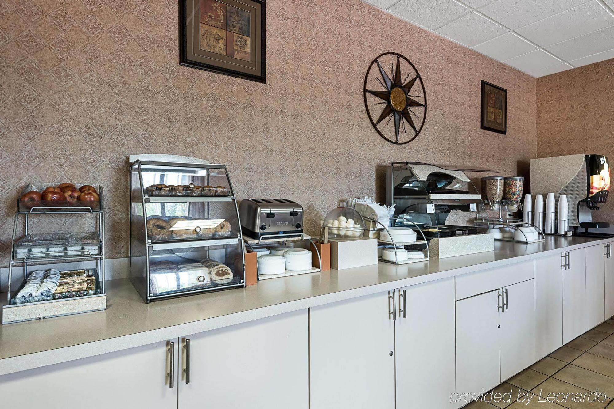Econo Lodge Inn & Suites Triadelphia - Wheeling Bagian luar foto
