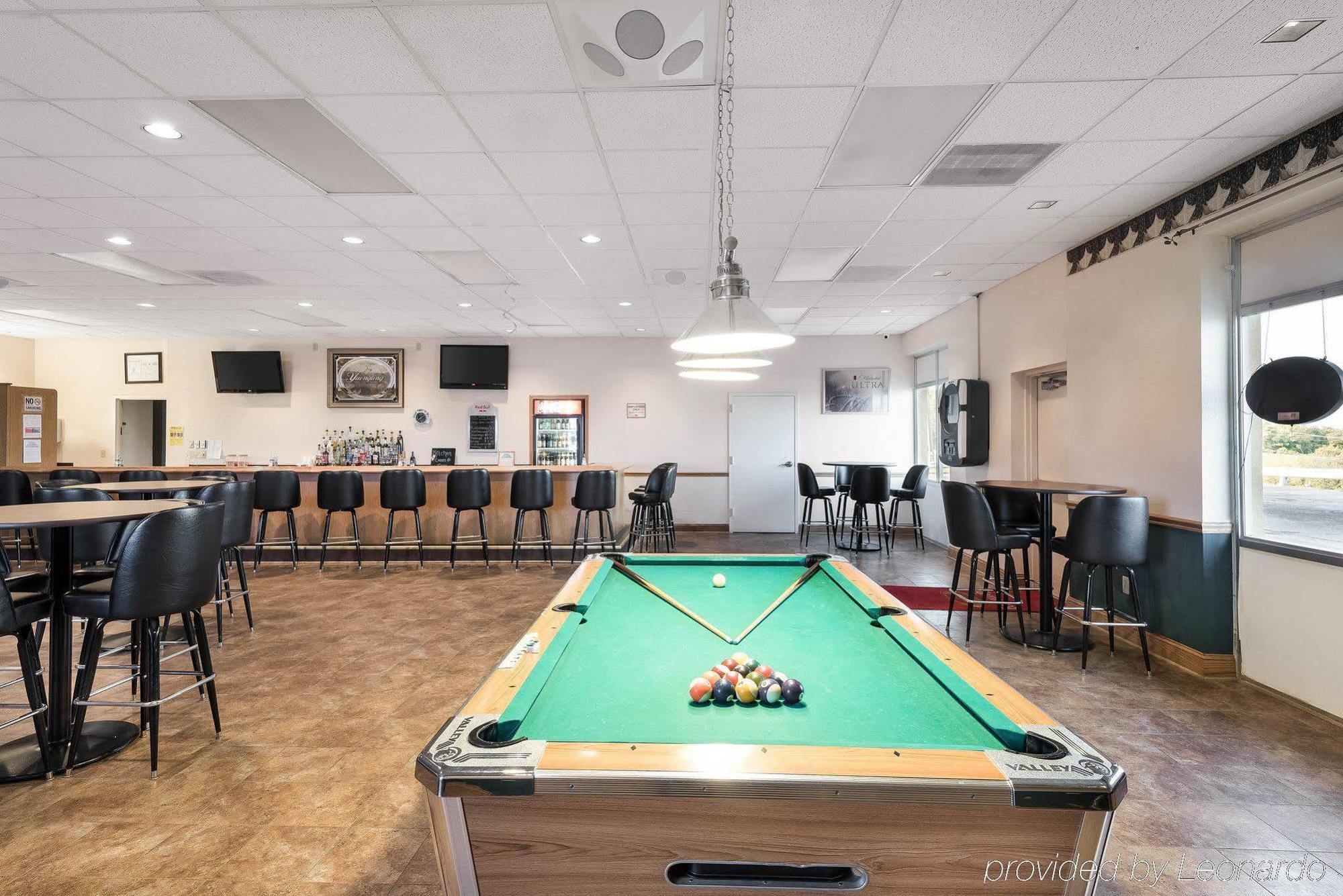 Econo Lodge Inn & Suites Triadelphia - Wheeling Bagian luar foto