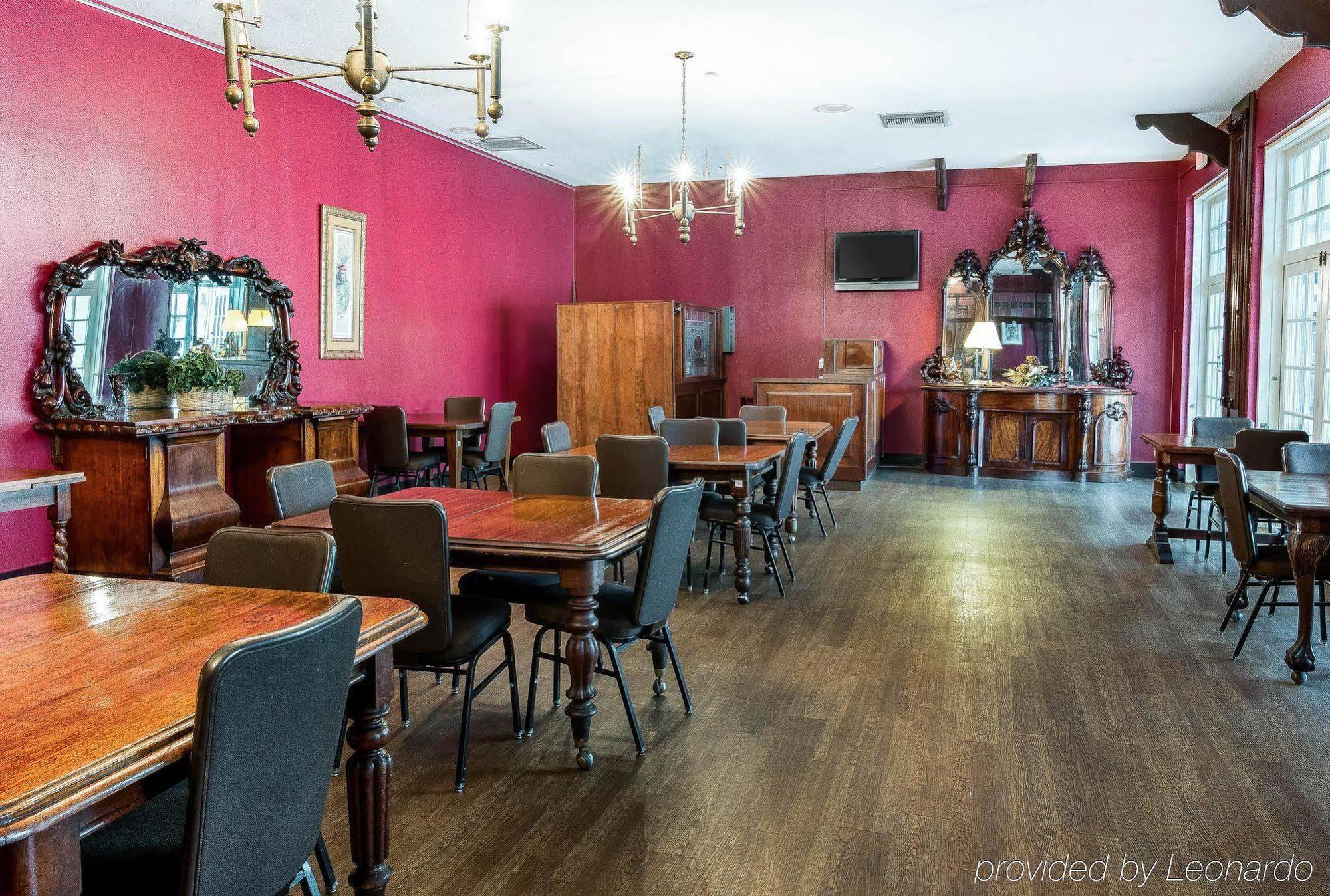 Econo Lodge Inn & Suites Triadelphia - Wheeling Bagian luar foto