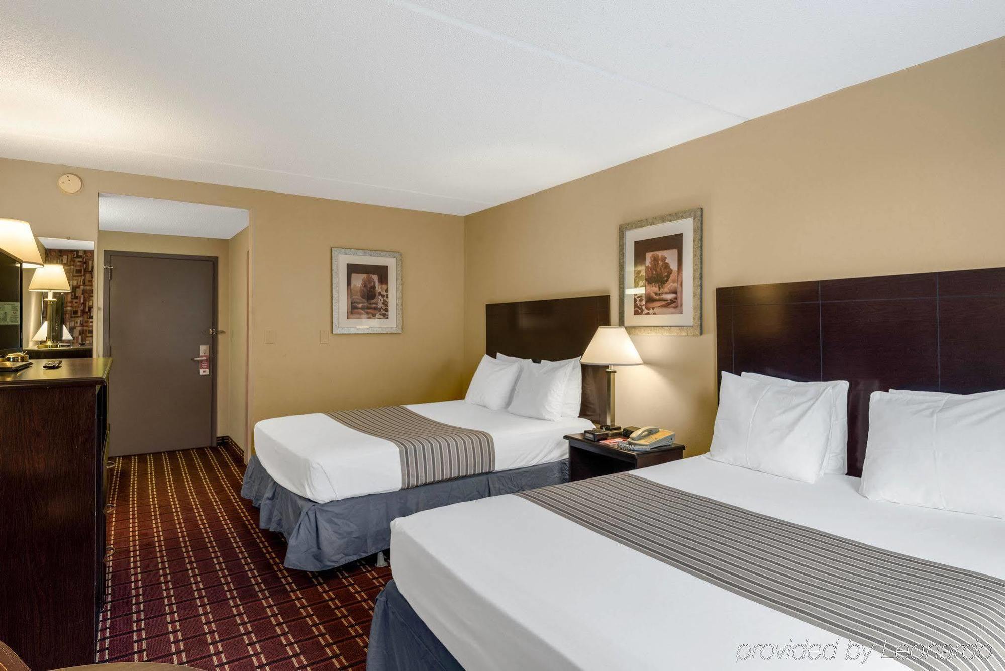 Econo Lodge Inn & Suites Triadelphia - Wheeling Bagian luar foto