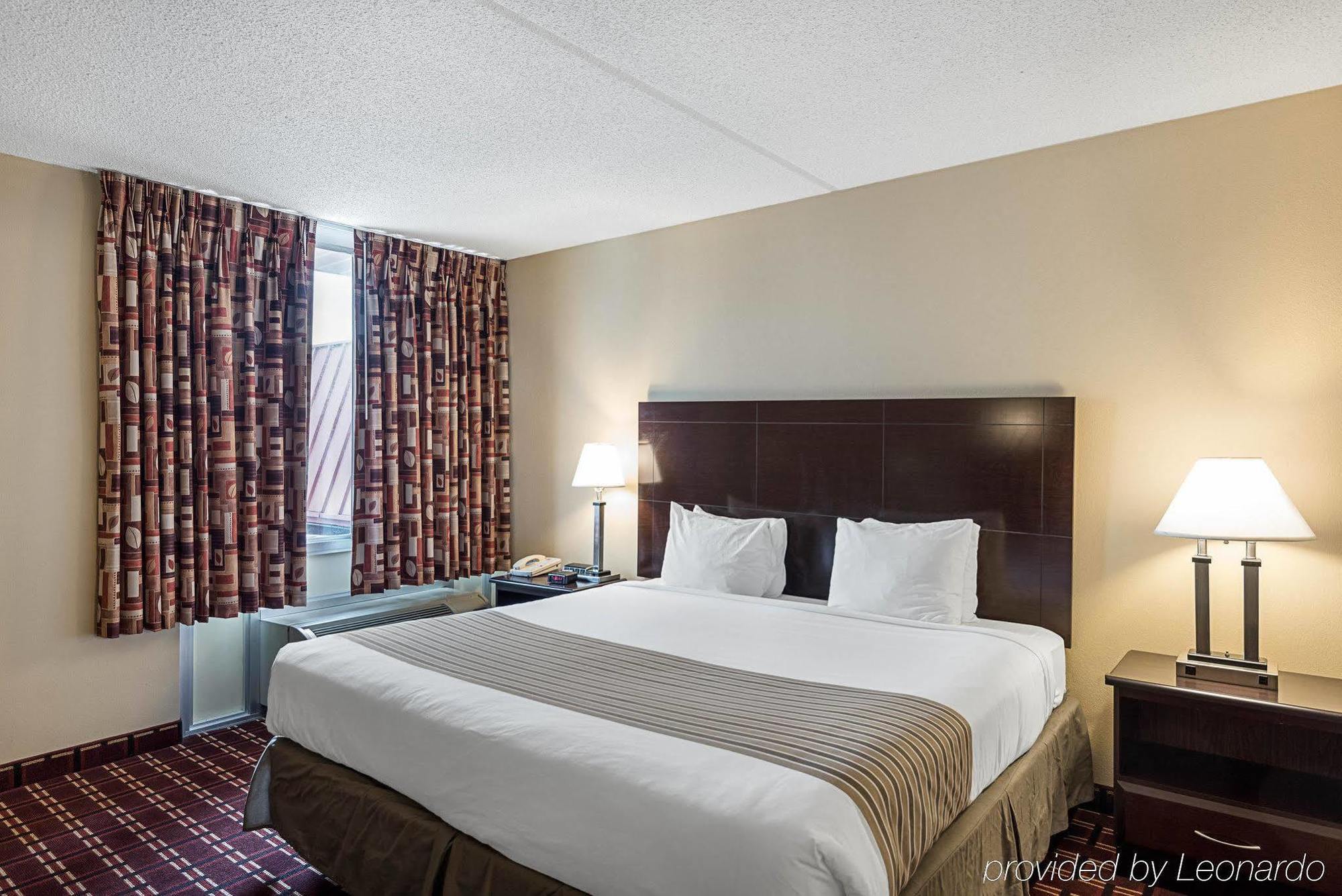 Econo Lodge Inn & Suites Triadelphia - Wheeling Bagian luar foto