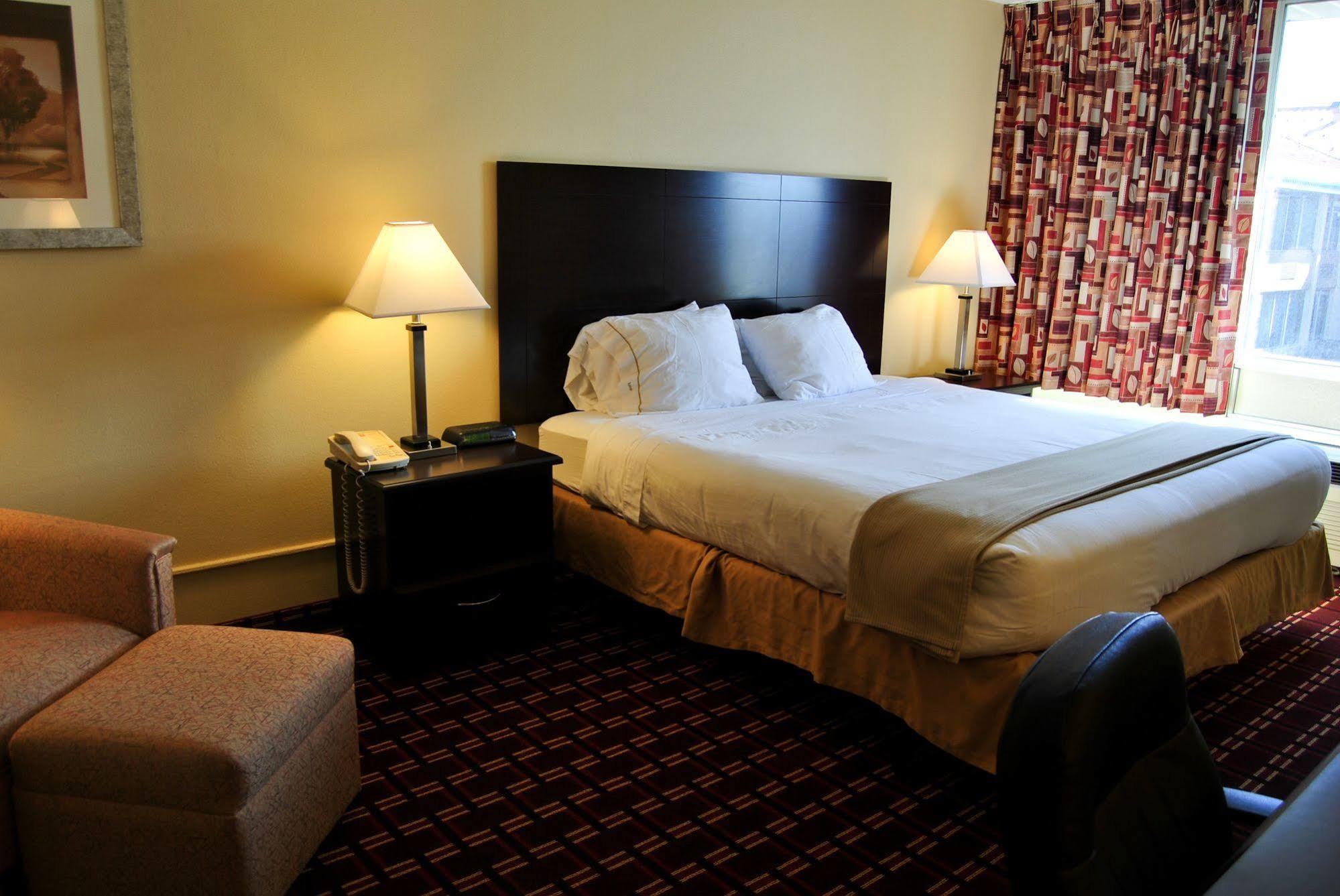 Econo Lodge Inn & Suites Triadelphia - Wheeling Bagian luar foto