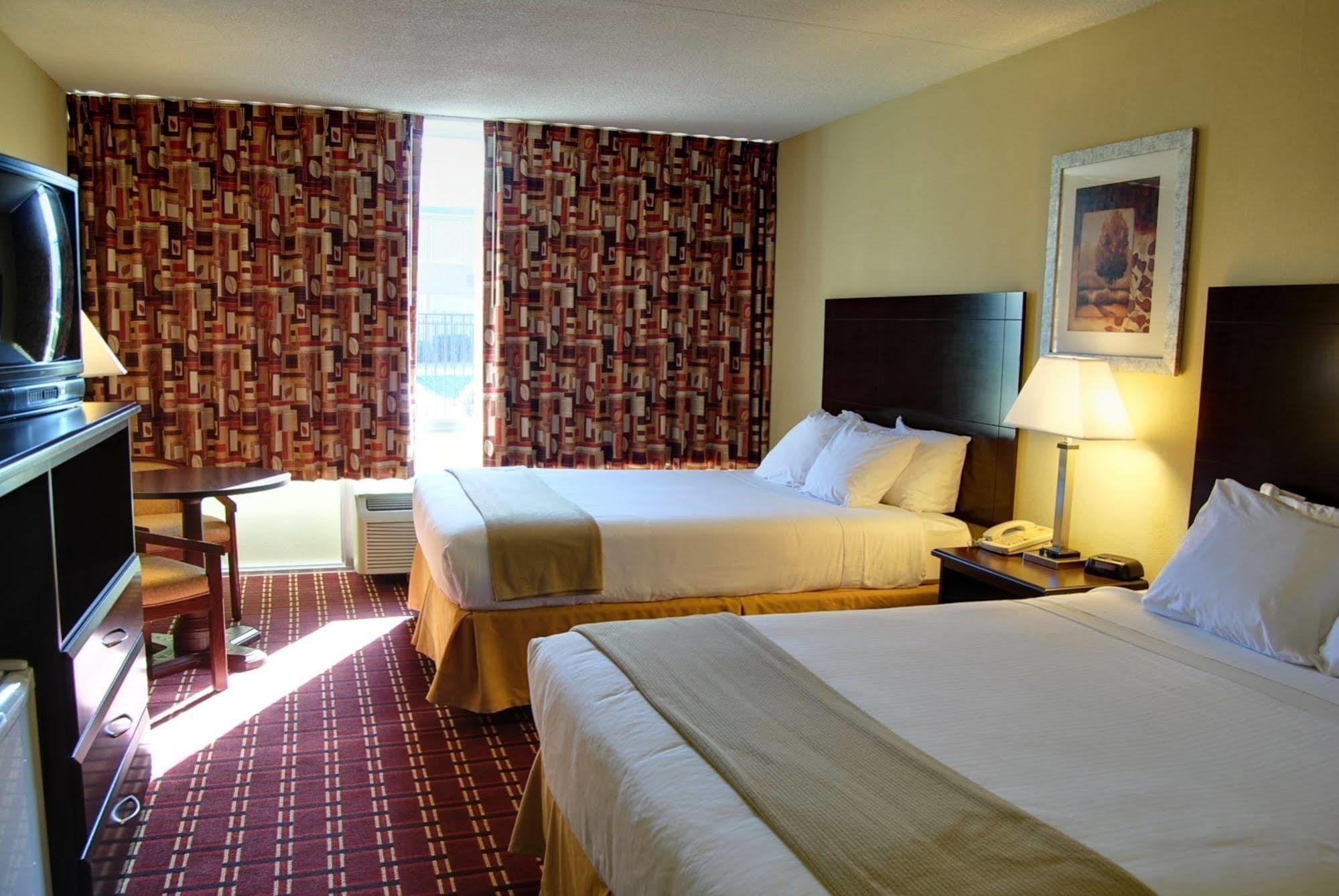 Econo Lodge Inn & Suites Triadelphia - Wheeling Bagian luar foto