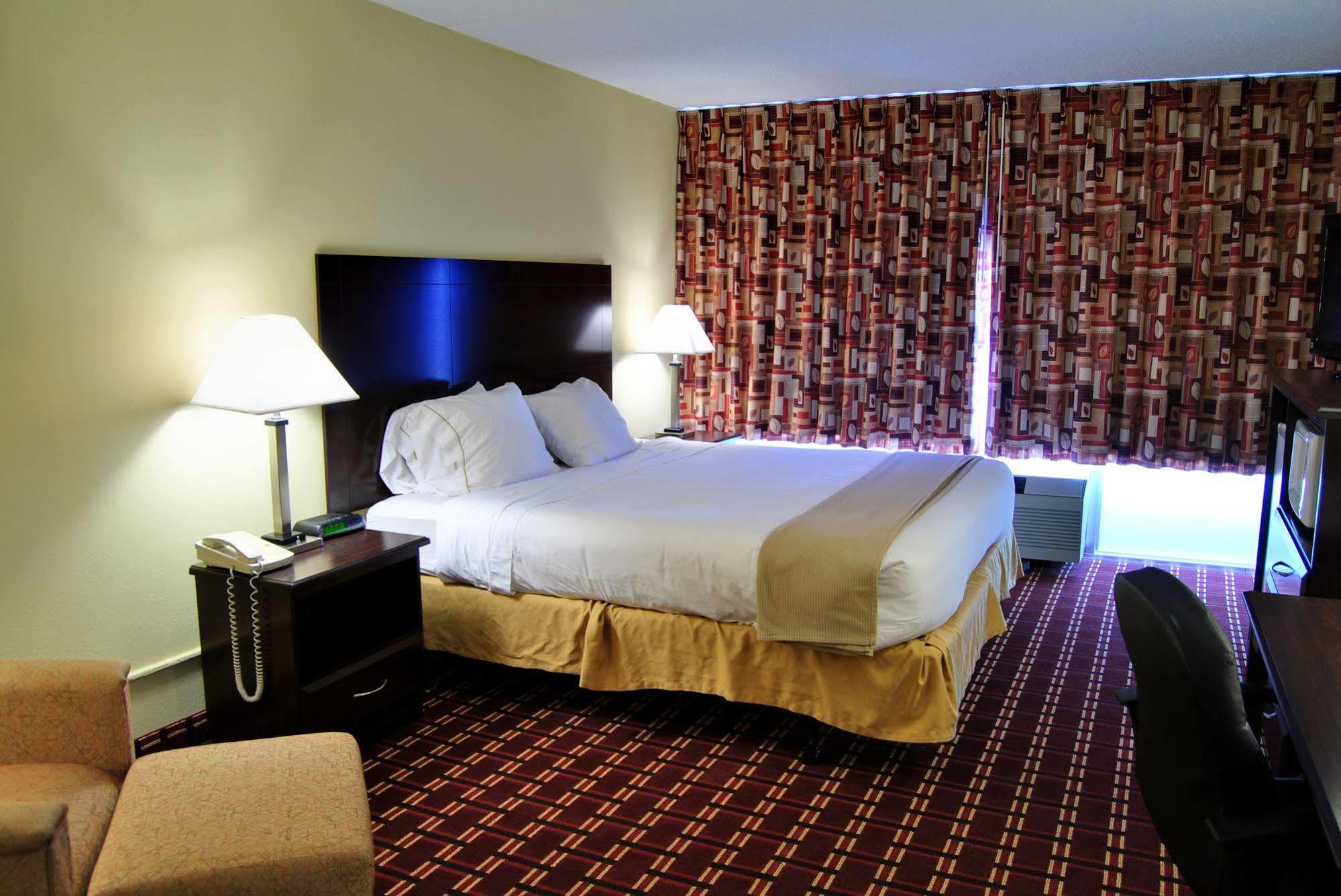 Econo Lodge Inn & Suites Triadelphia - Wheeling Bagian luar foto