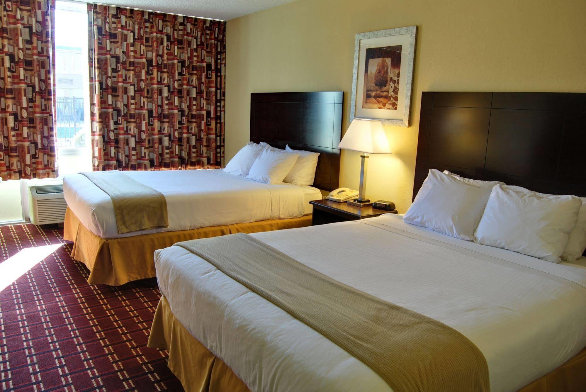 Econo Lodge Inn & Suites Triadelphia - Wheeling Bagian luar foto