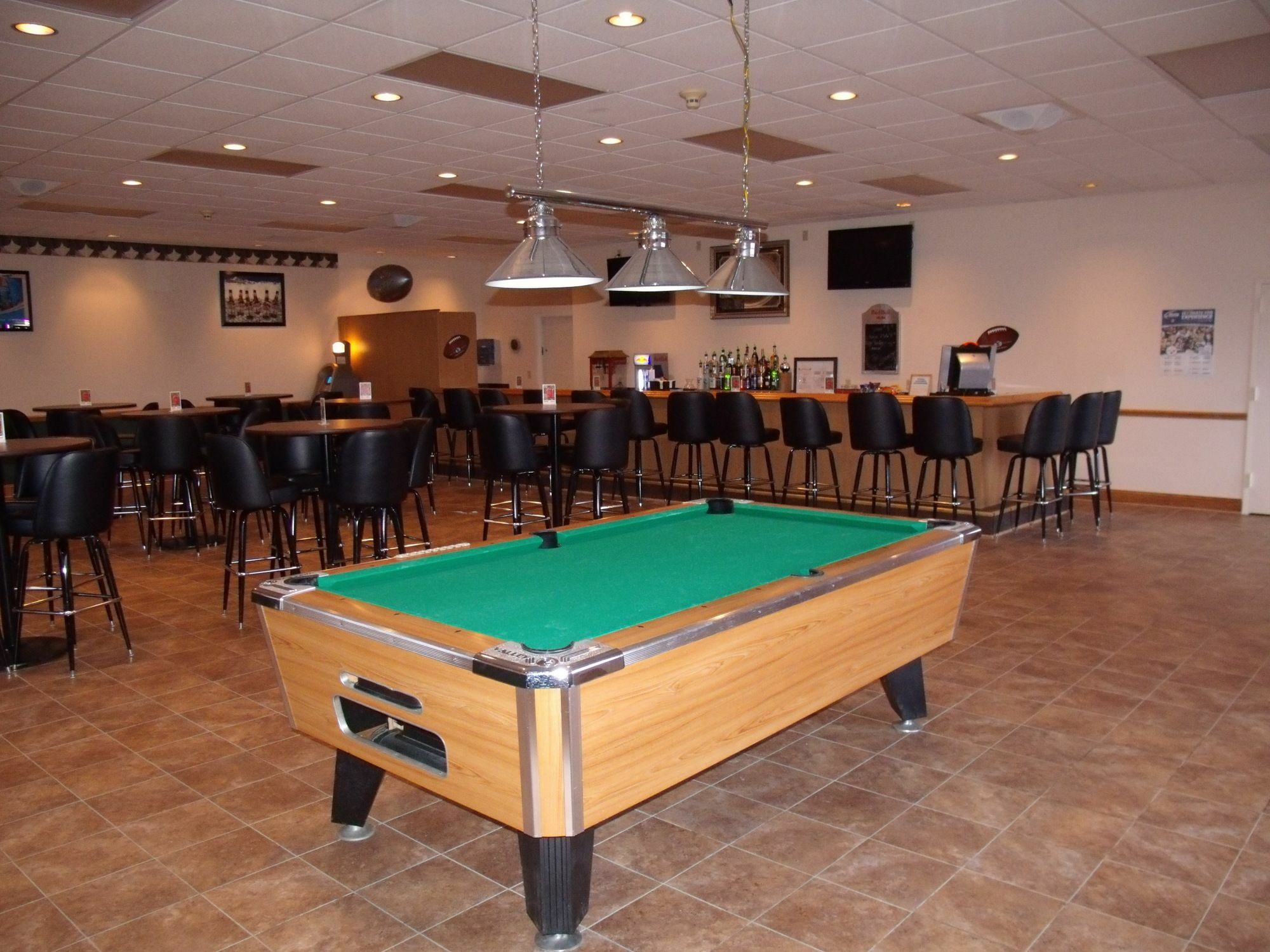 Econo Lodge Inn & Suites Triadelphia - Wheeling Bagian luar foto