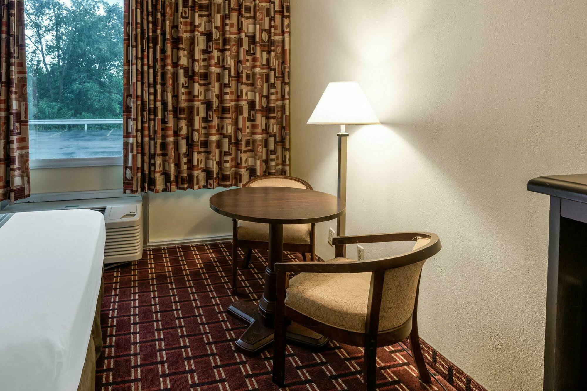 Econo Lodge Inn & Suites Triadelphia - Wheeling Bagian luar foto