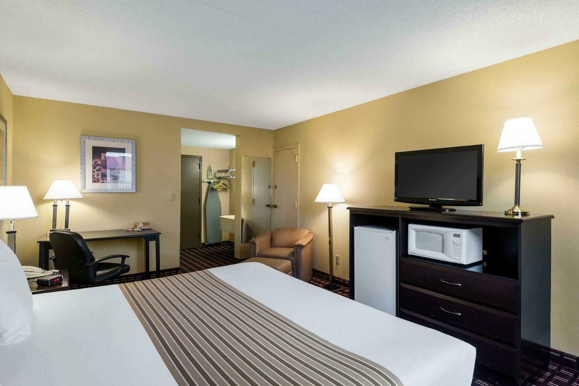 Econo Lodge Inn & Suites Triadelphia - Wheeling Bagian luar foto
