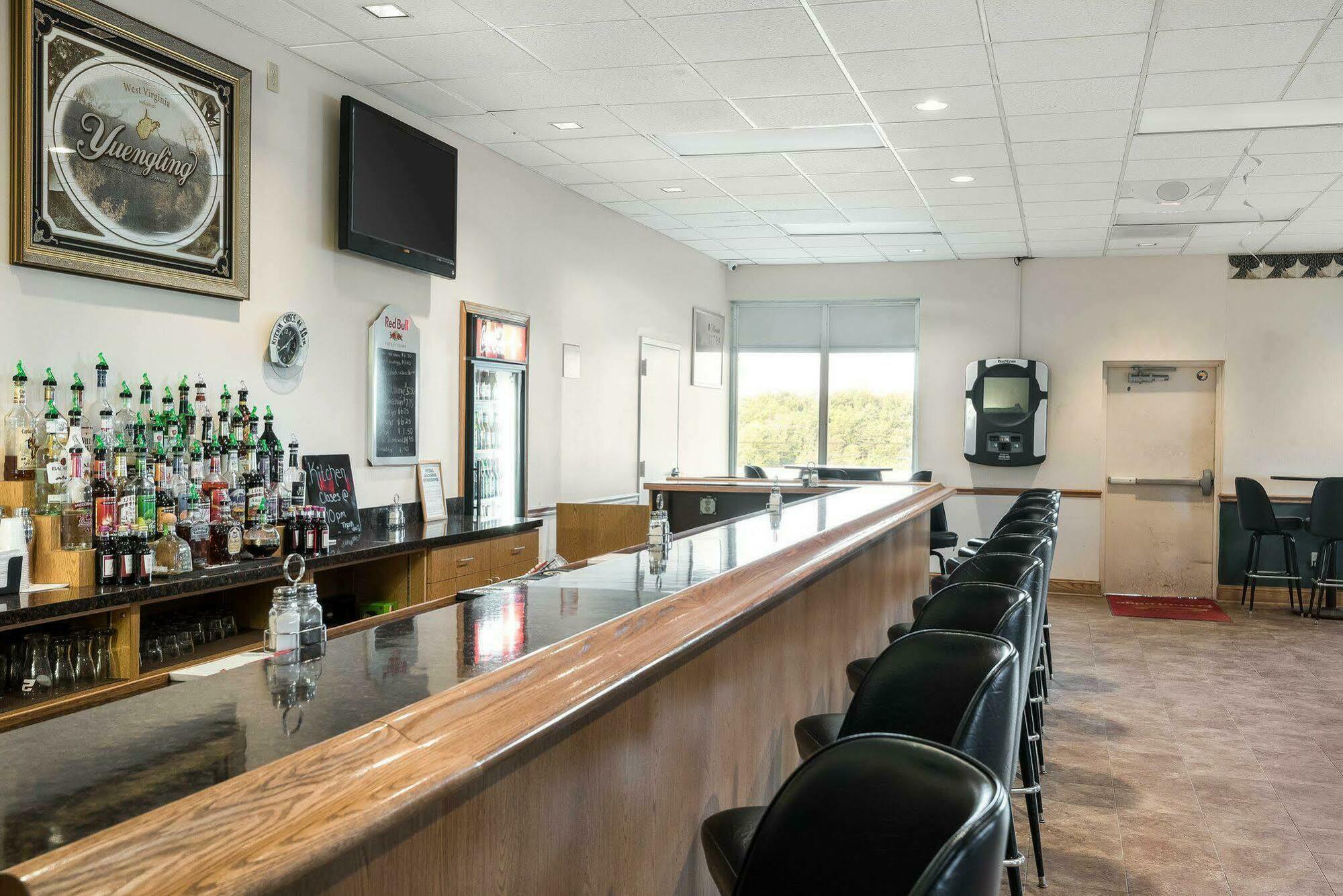 Econo Lodge Inn & Suites Triadelphia - Wheeling Bagian luar foto