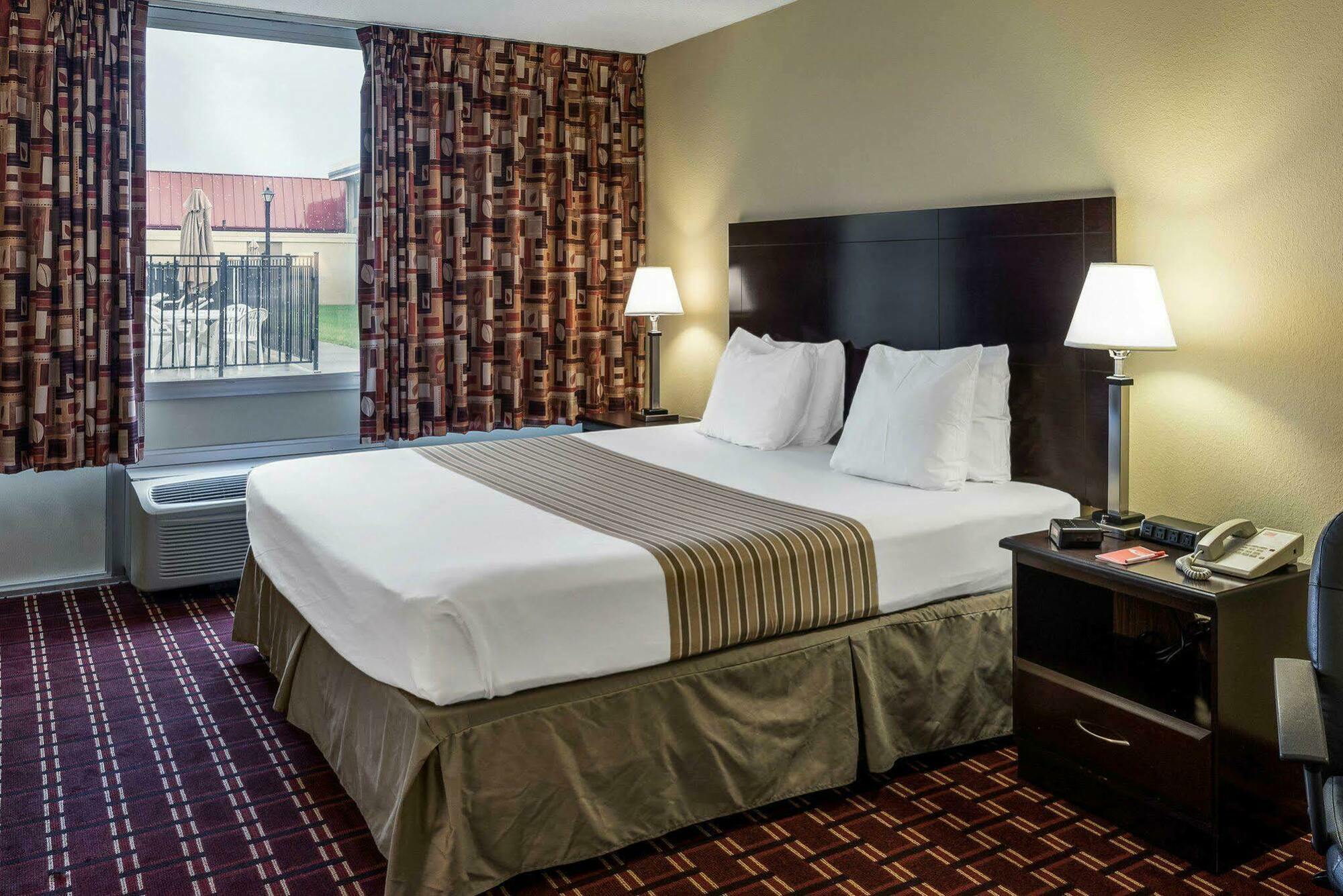 Econo Lodge Inn & Suites Triadelphia - Wheeling Bagian luar foto