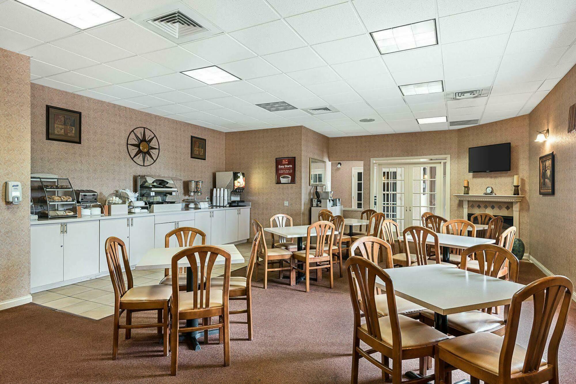 Econo Lodge Inn & Suites Triadelphia - Wheeling Bagian luar foto