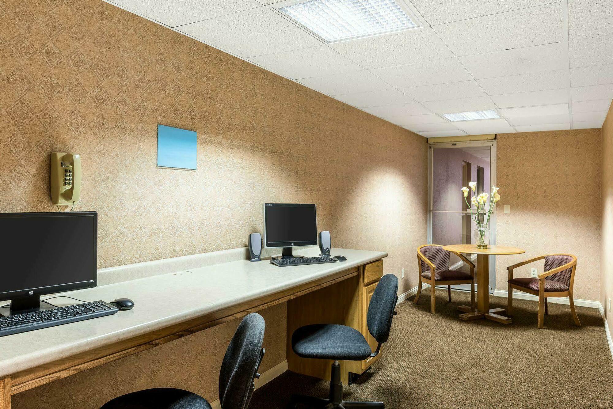 Econo Lodge Inn & Suites Triadelphia - Wheeling Bagian luar foto