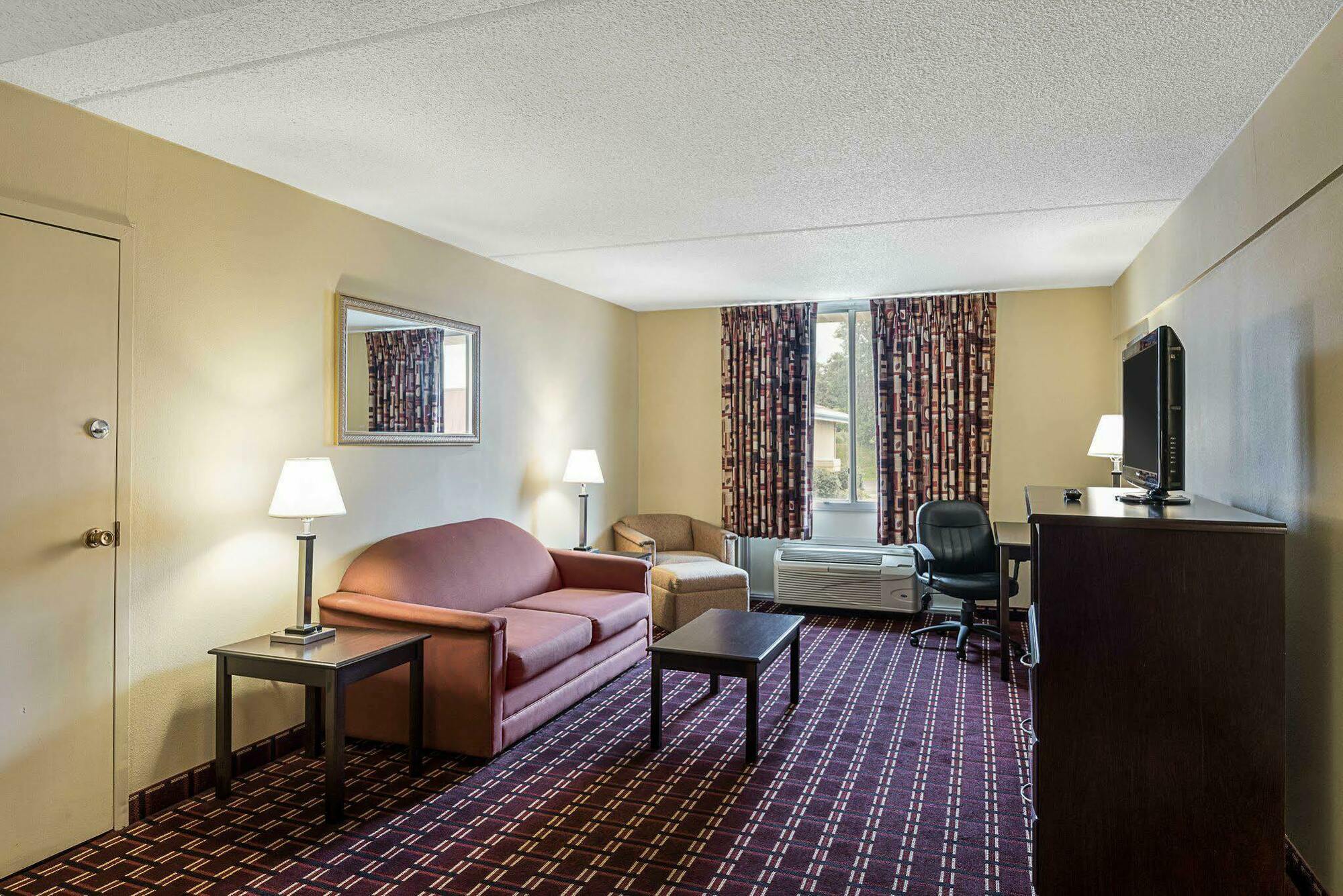 Econo Lodge Inn & Suites Triadelphia - Wheeling Bagian luar foto