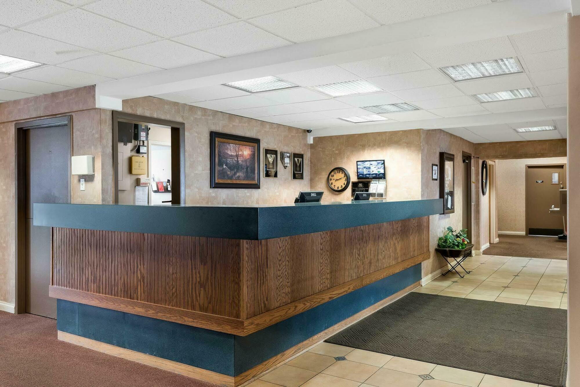 Econo Lodge Inn & Suites Triadelphia - Wheeling Bagian luar foto
