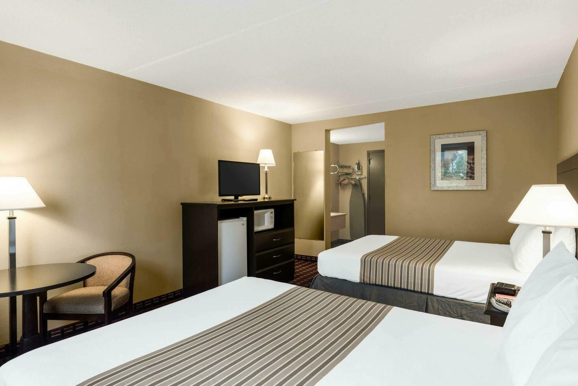 Econo Lodge Inn & Suites Triadelphia - Wheeling Bagian luar foto
